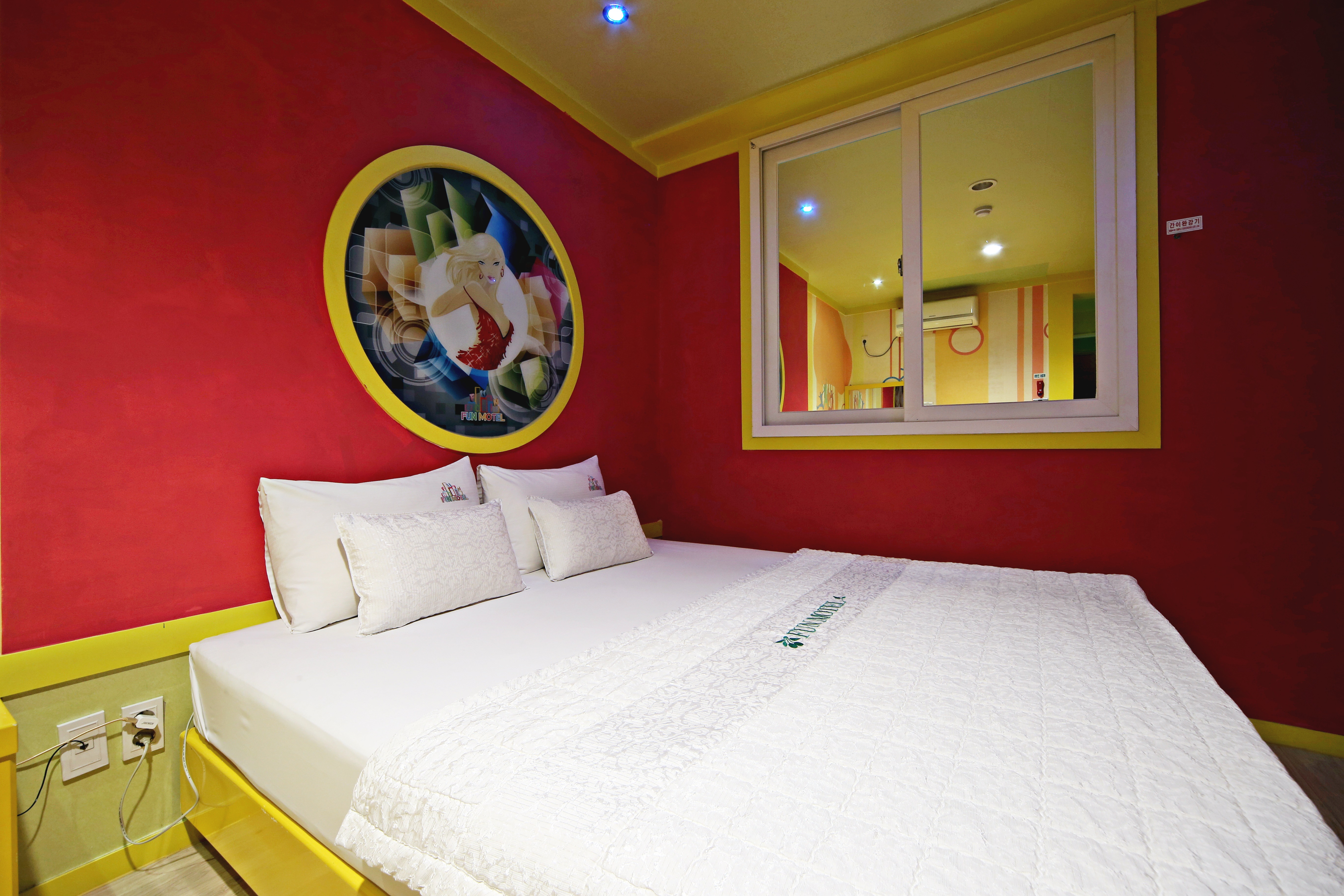 room detail thumbnail 2