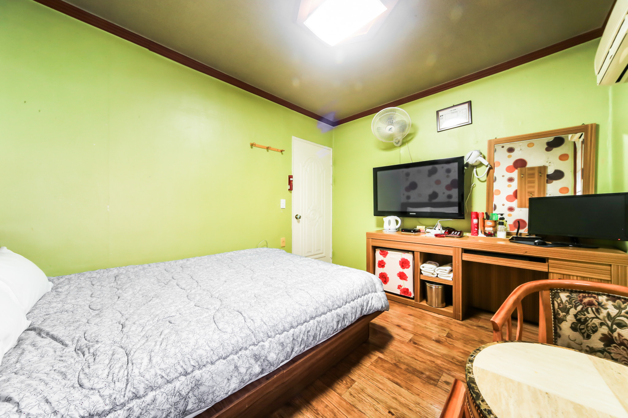 room detail thumbnail 2