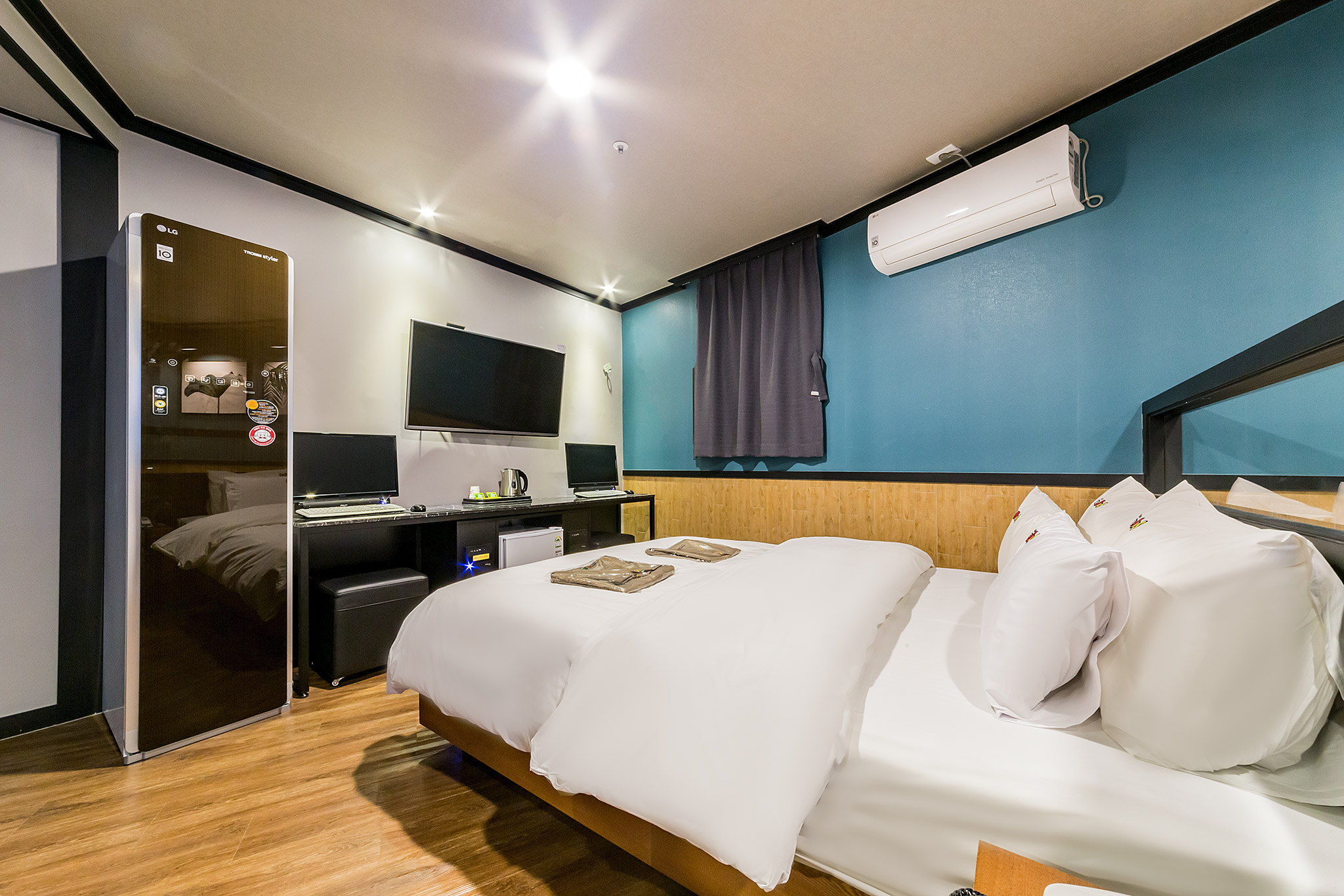 room detail thumbnail 2