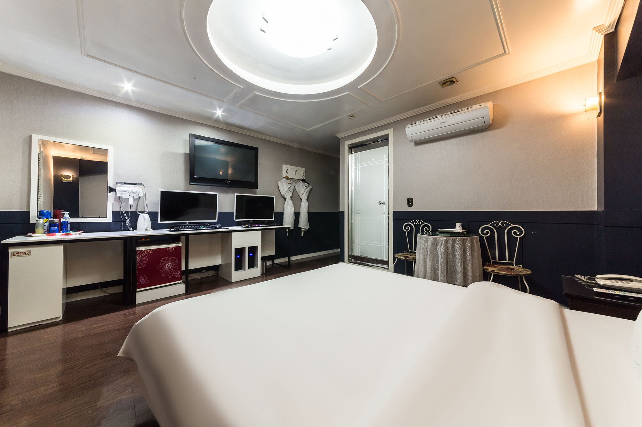 room detail thumbnail 2