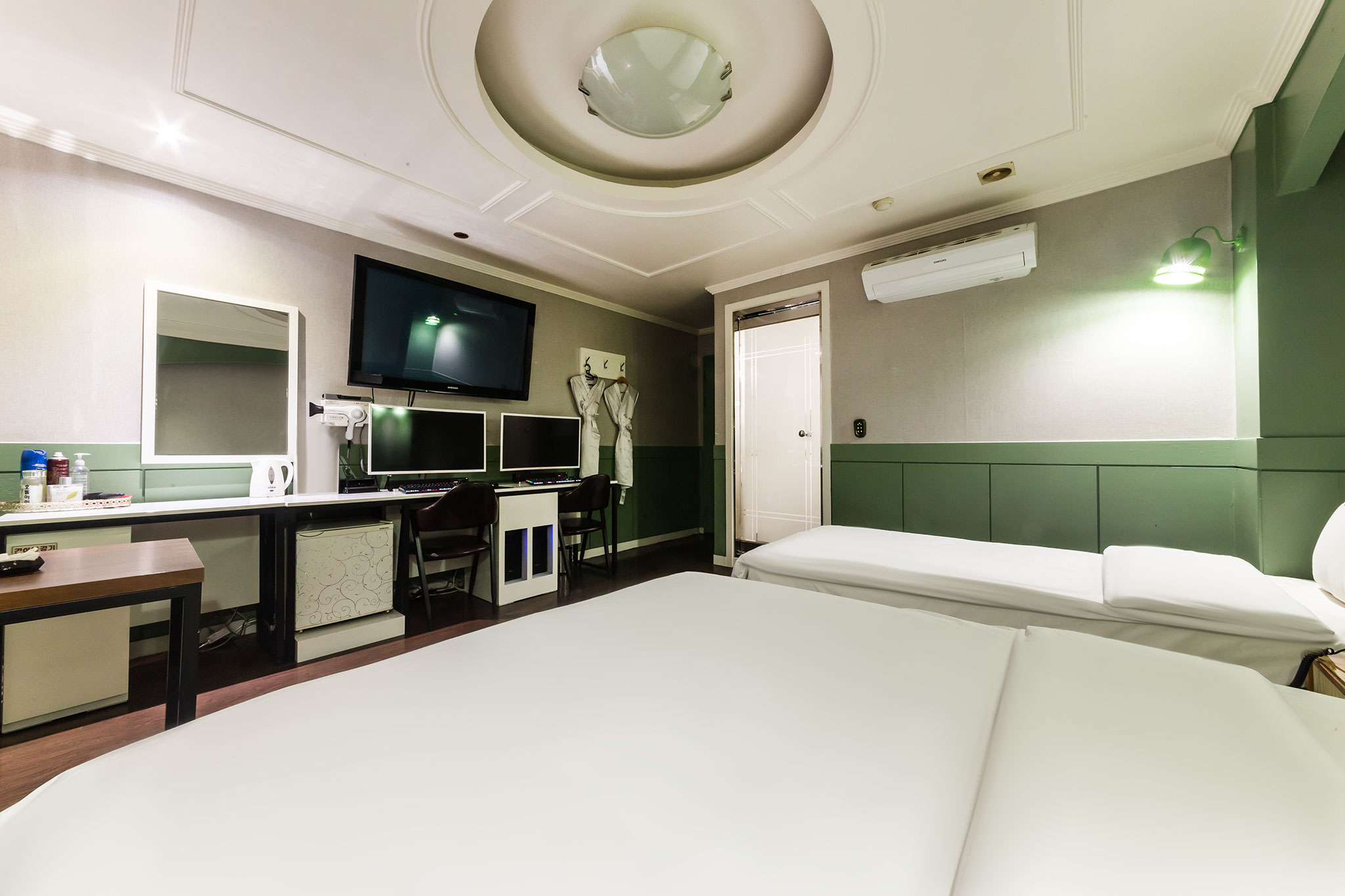 room detail thumbnail 2