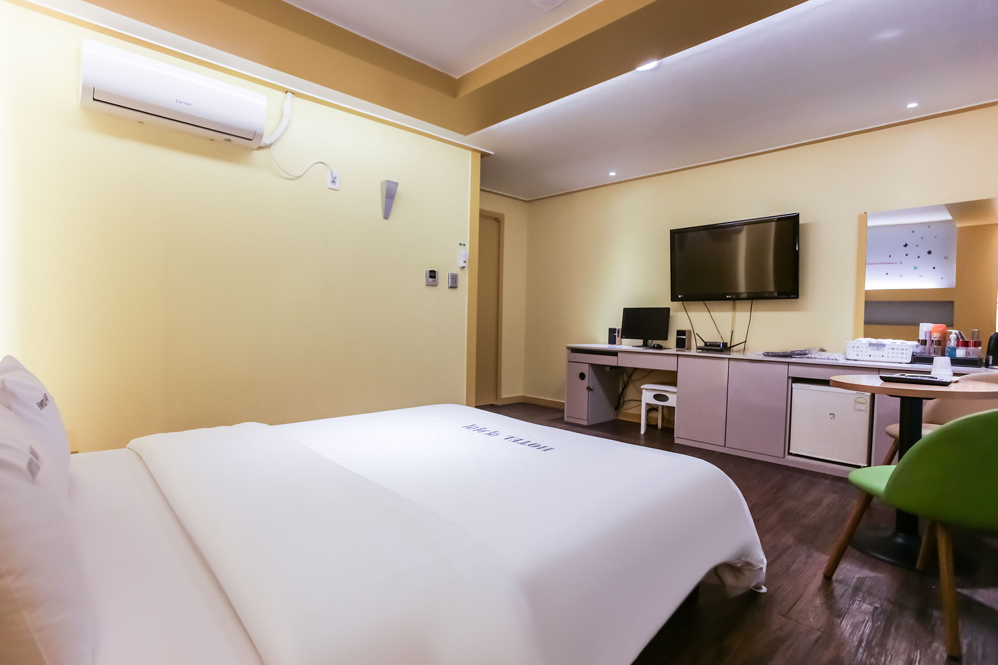 room detail thumbnail 2