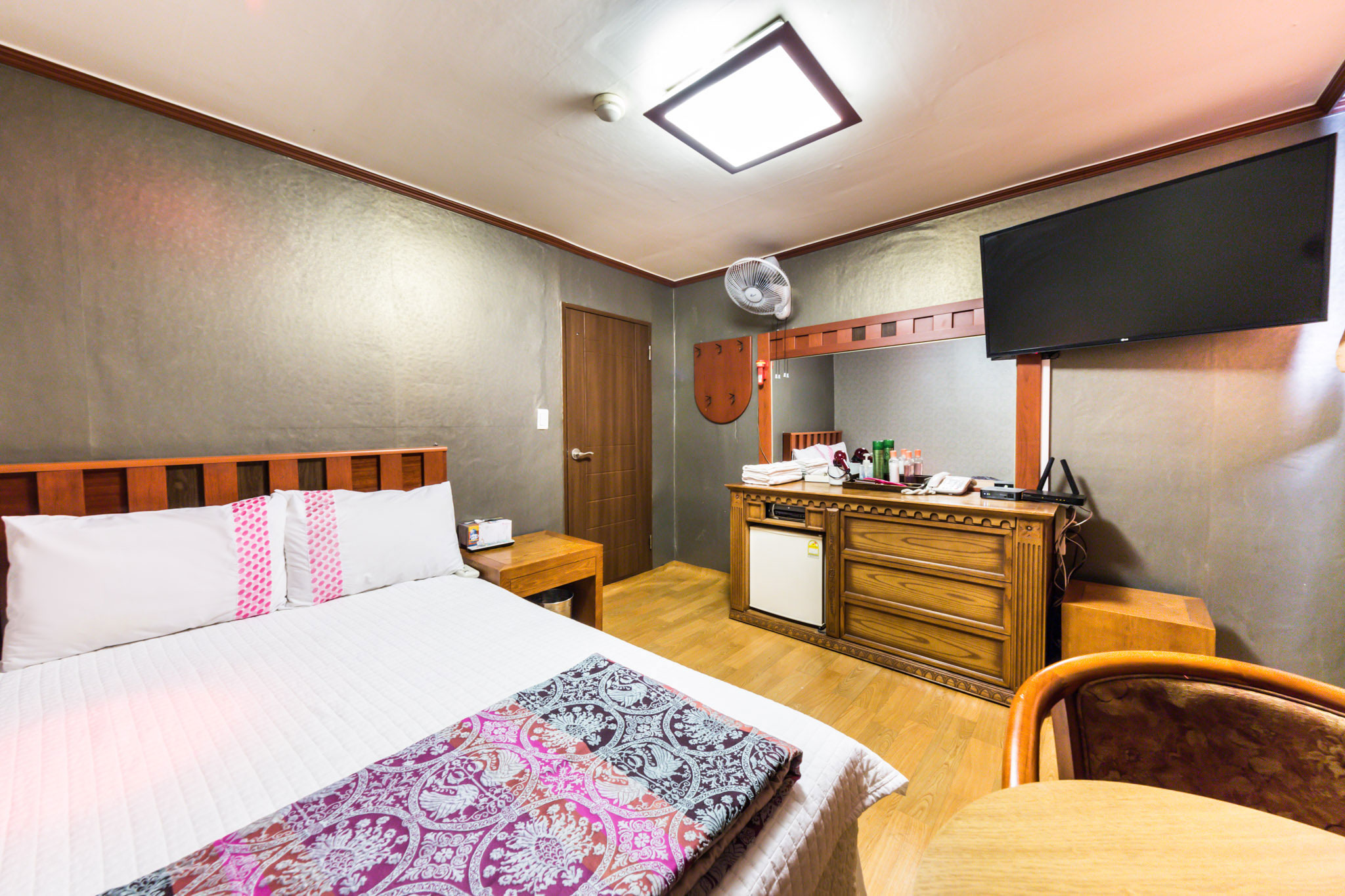 room detail thumbnail 2