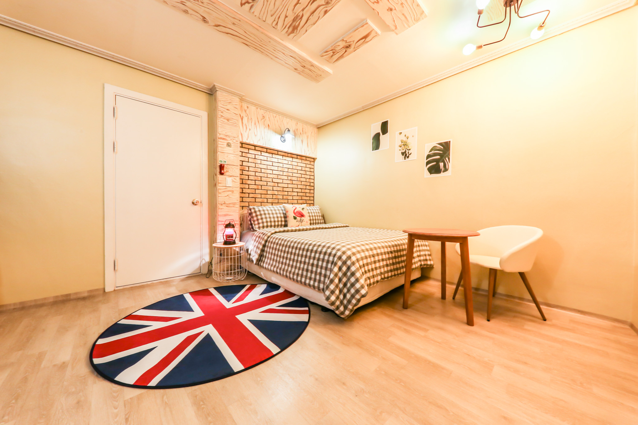 room detail thumbnail 2
