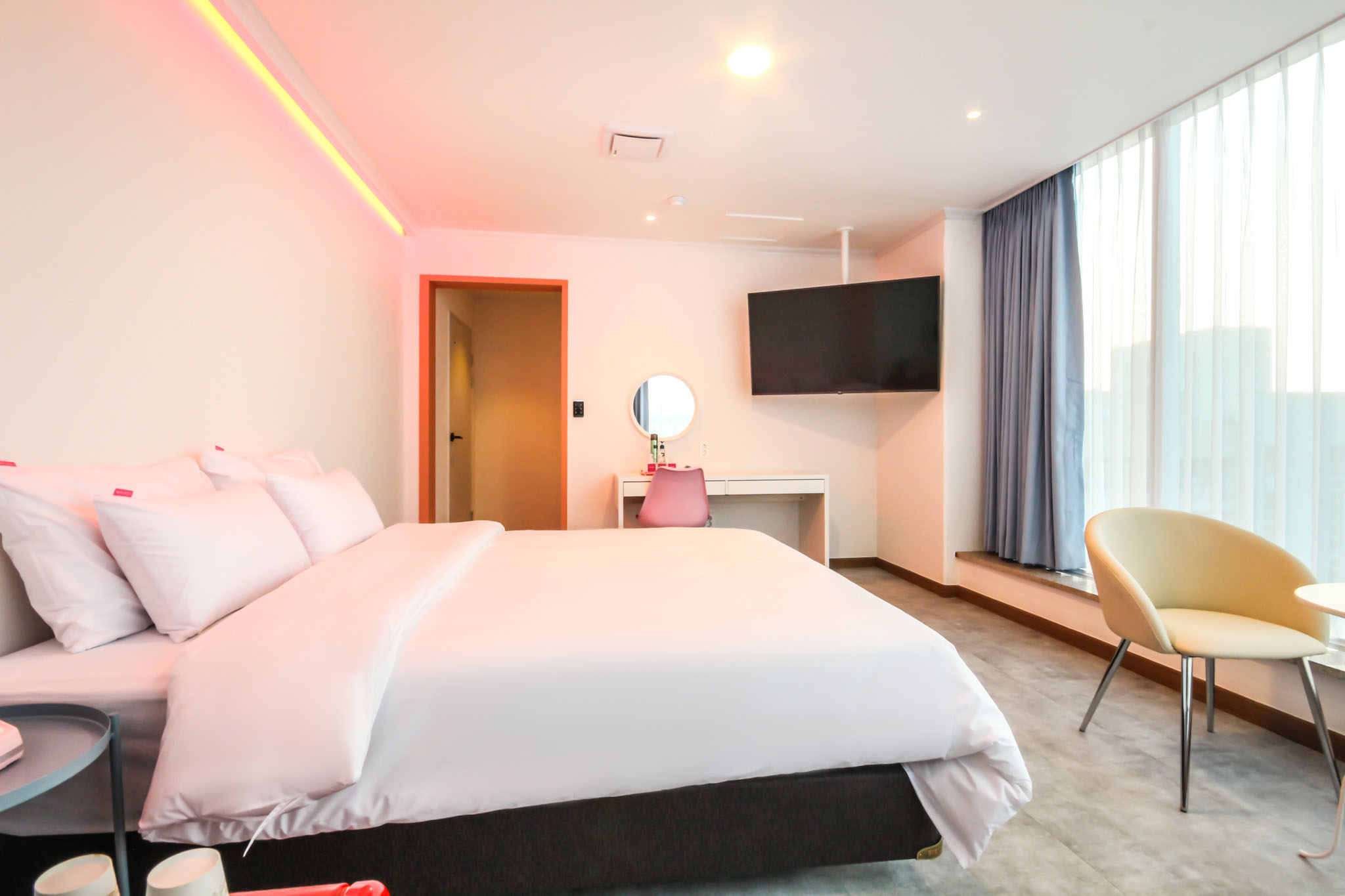 room detail thumbnail 2