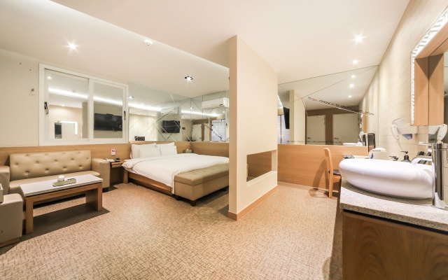 room detail thumbnail 1