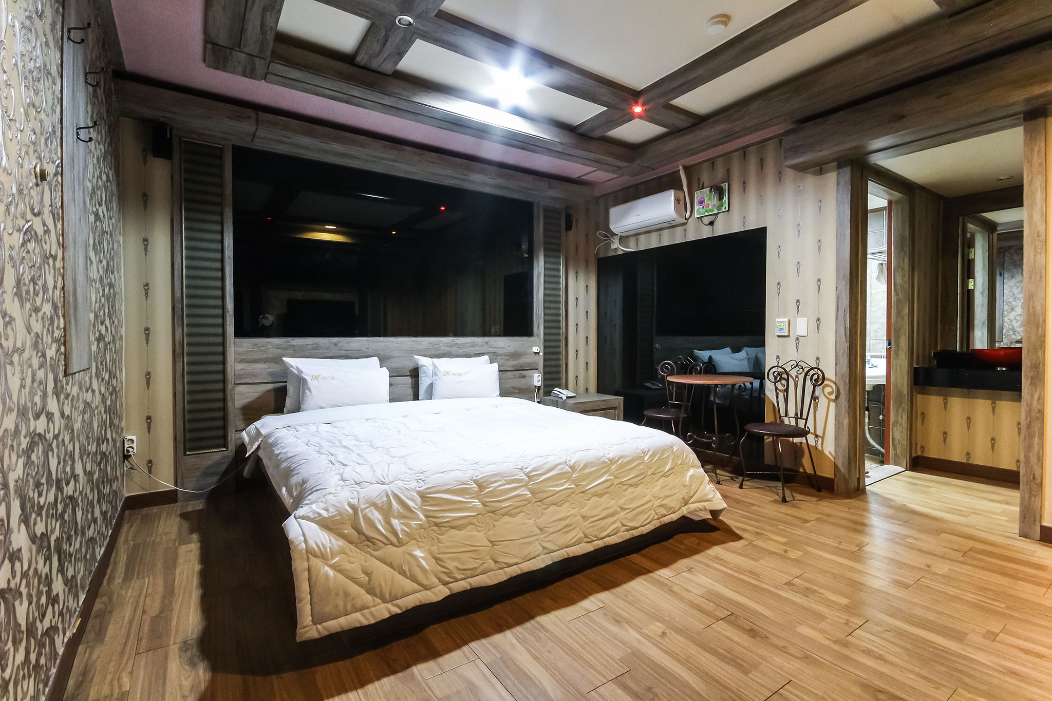 room detail thumbnail 1