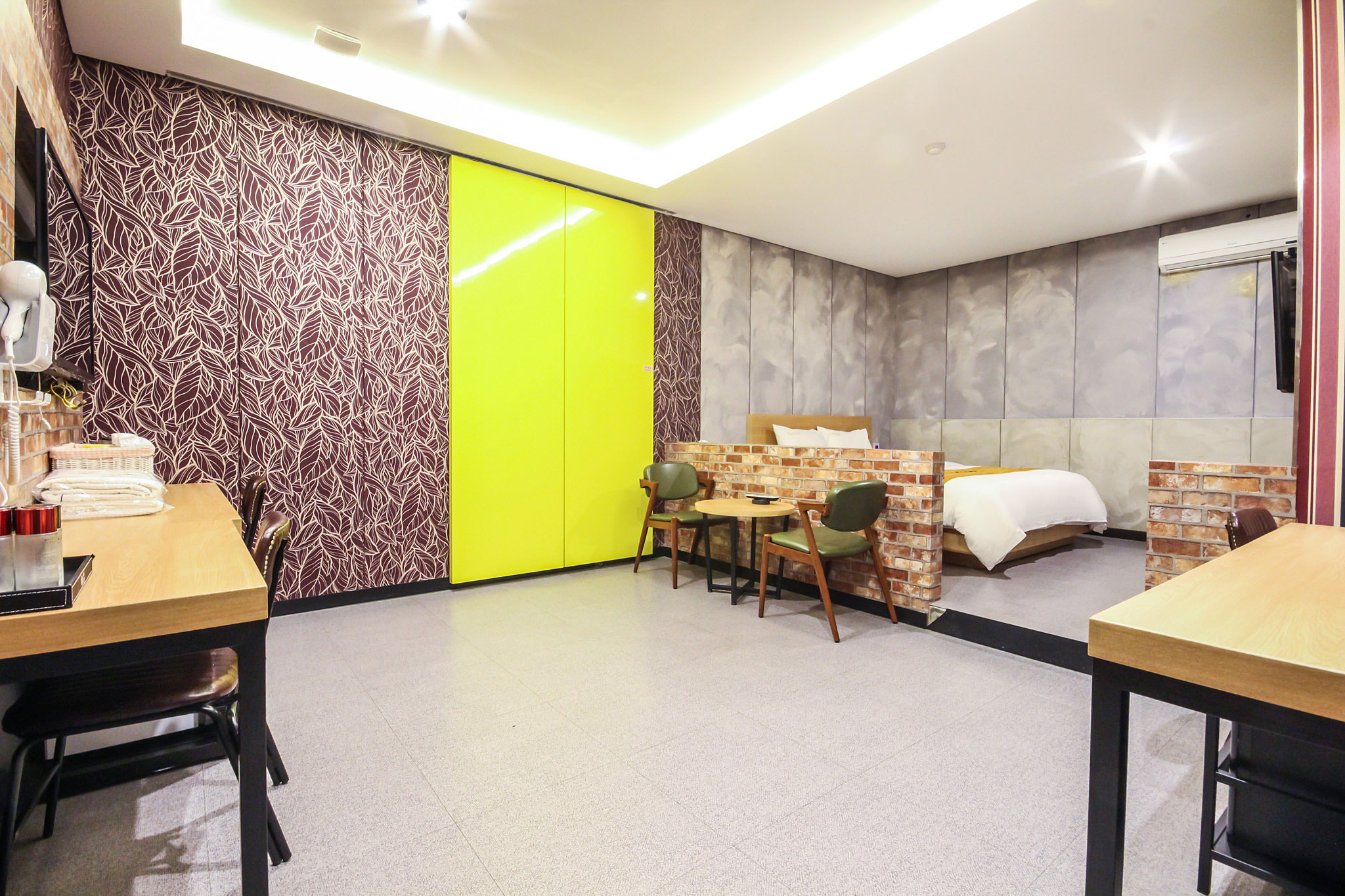 room detail thumbnail 1