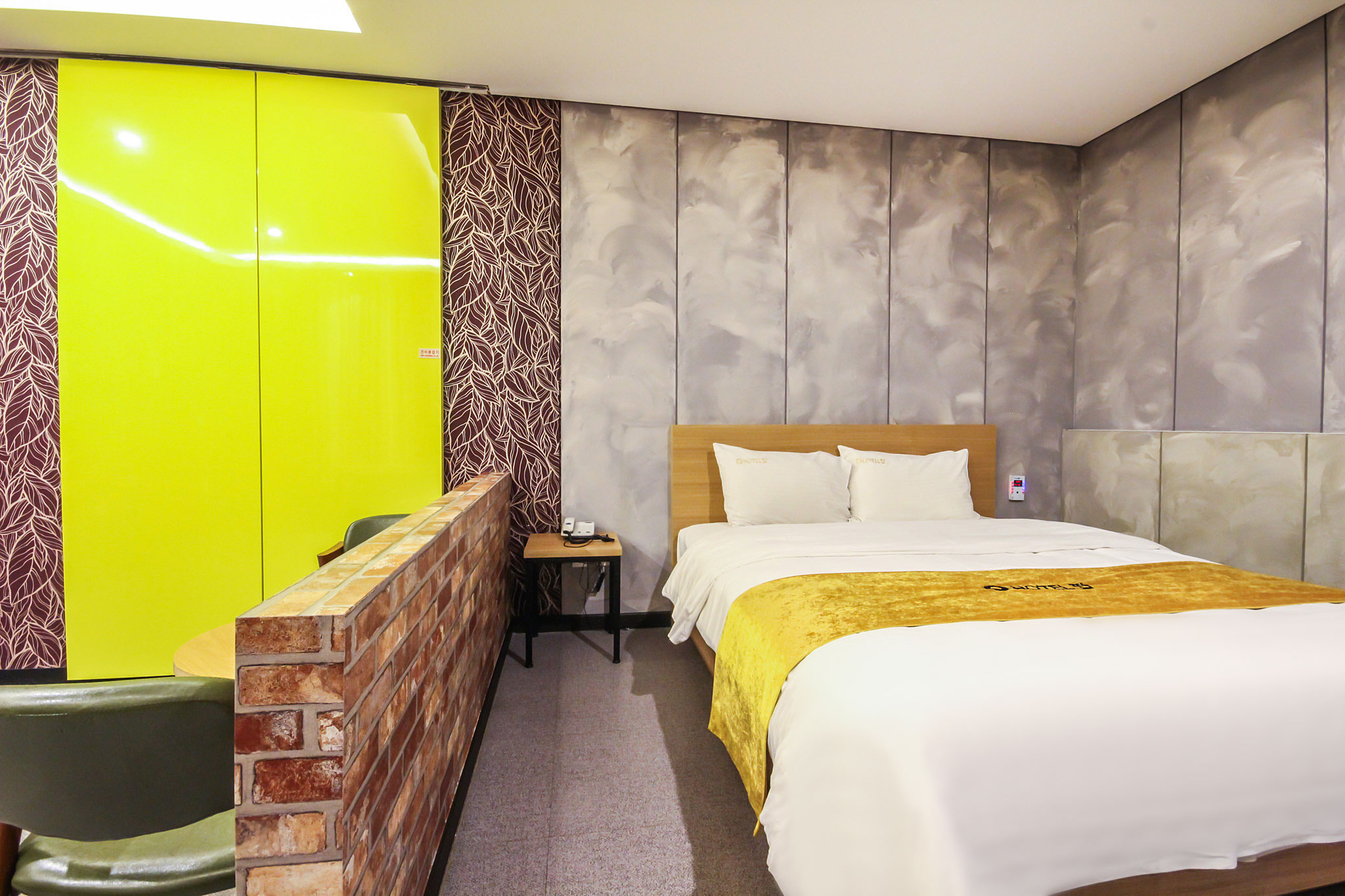 room detail thumbnail 2