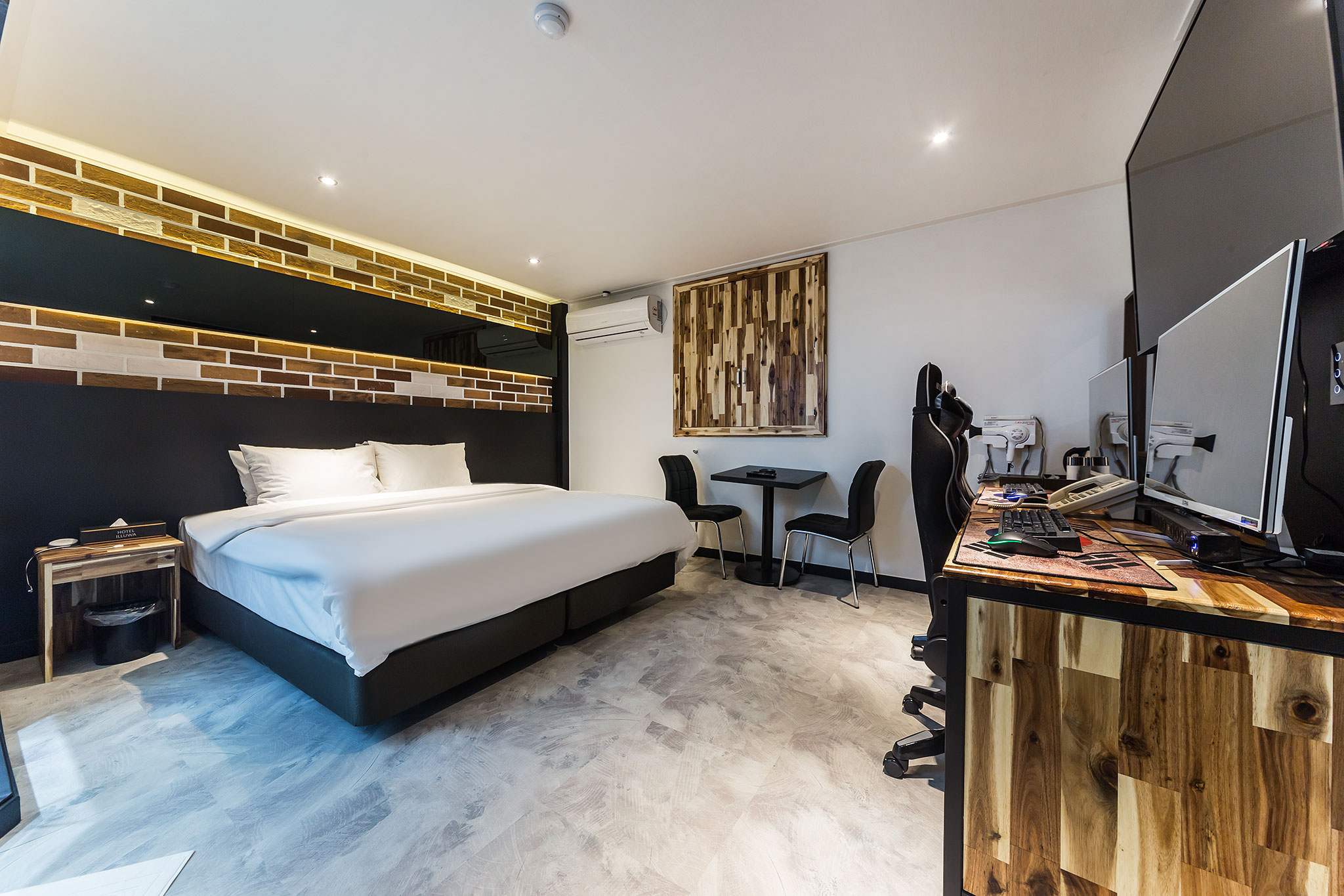room detail thumbnail 1