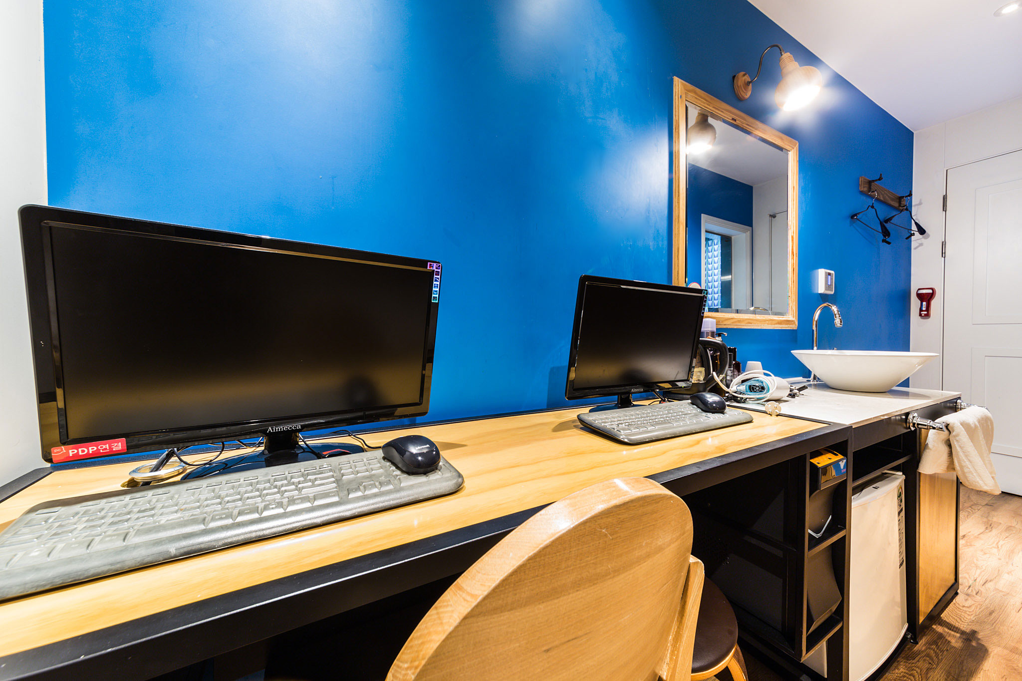 room detail thumbnail 1