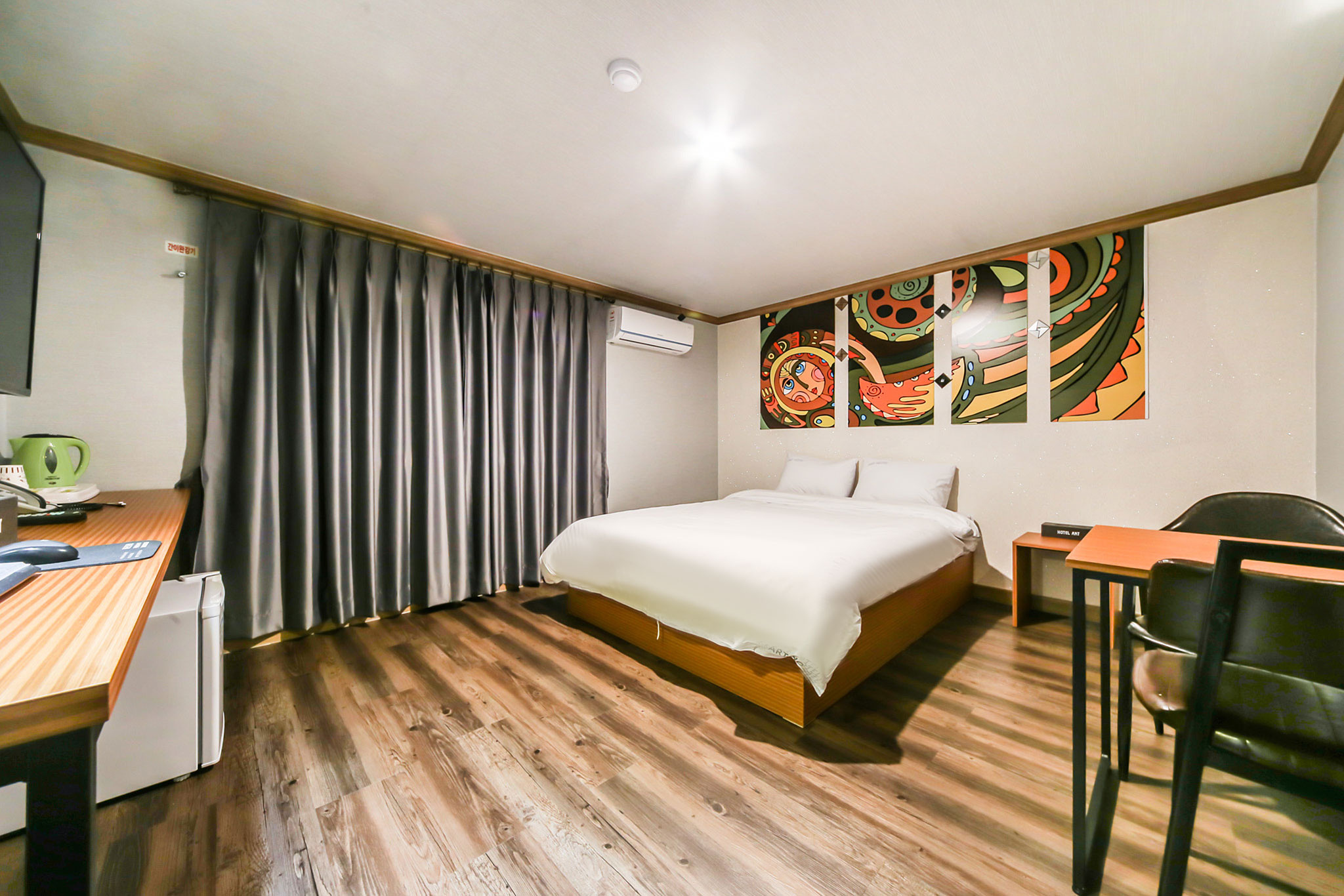 room detail thumbnail 2