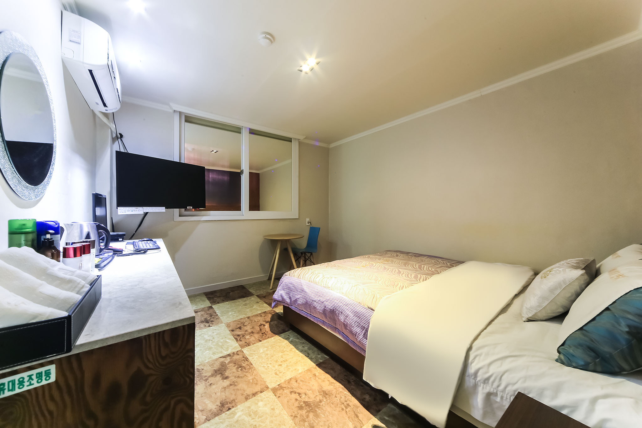 room detail thumbnail 2
