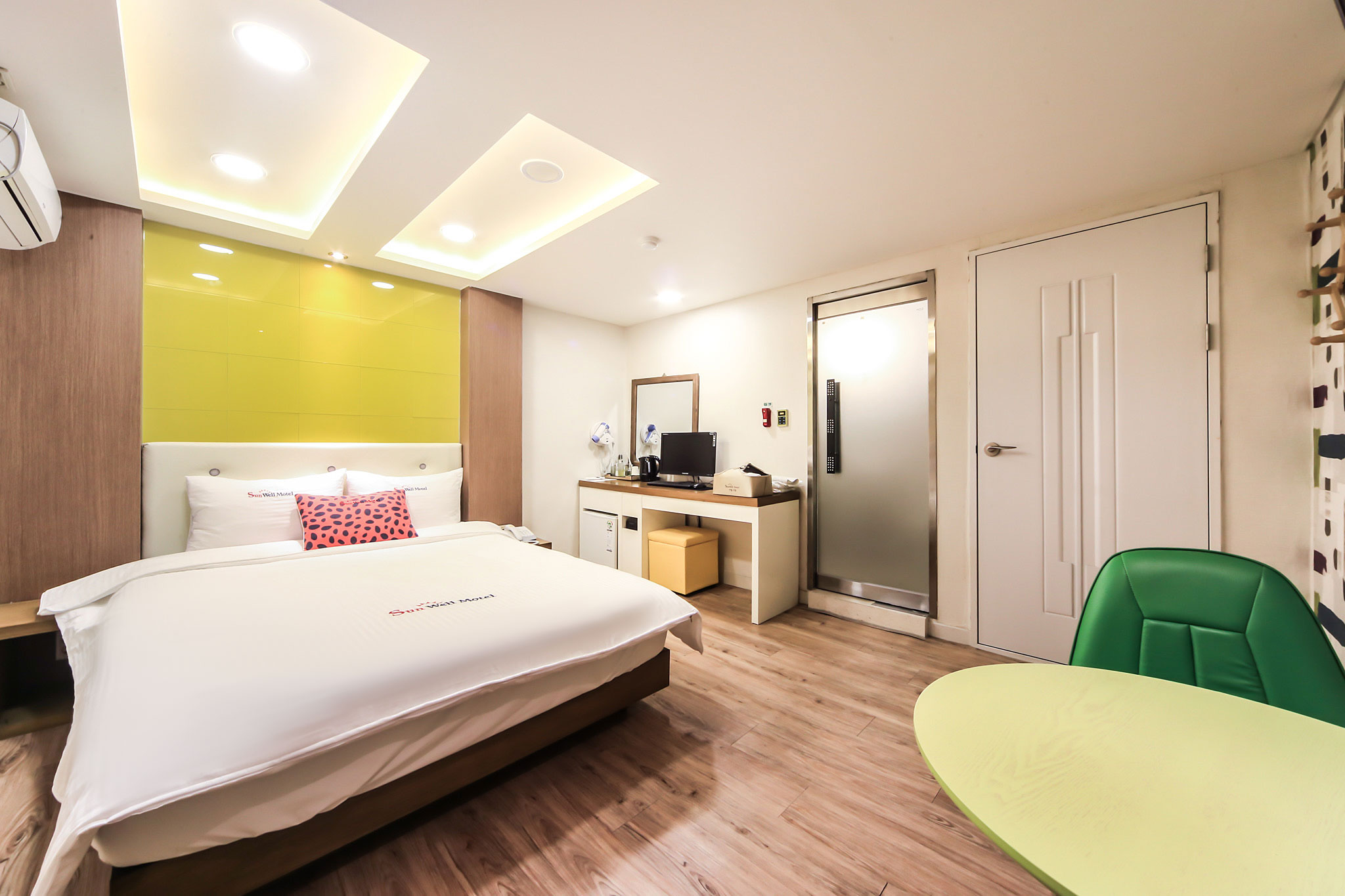 room detail thumbnail 1