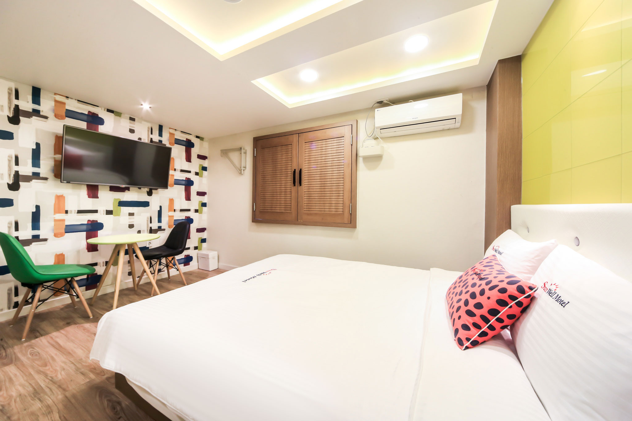room detail thumbnail 2