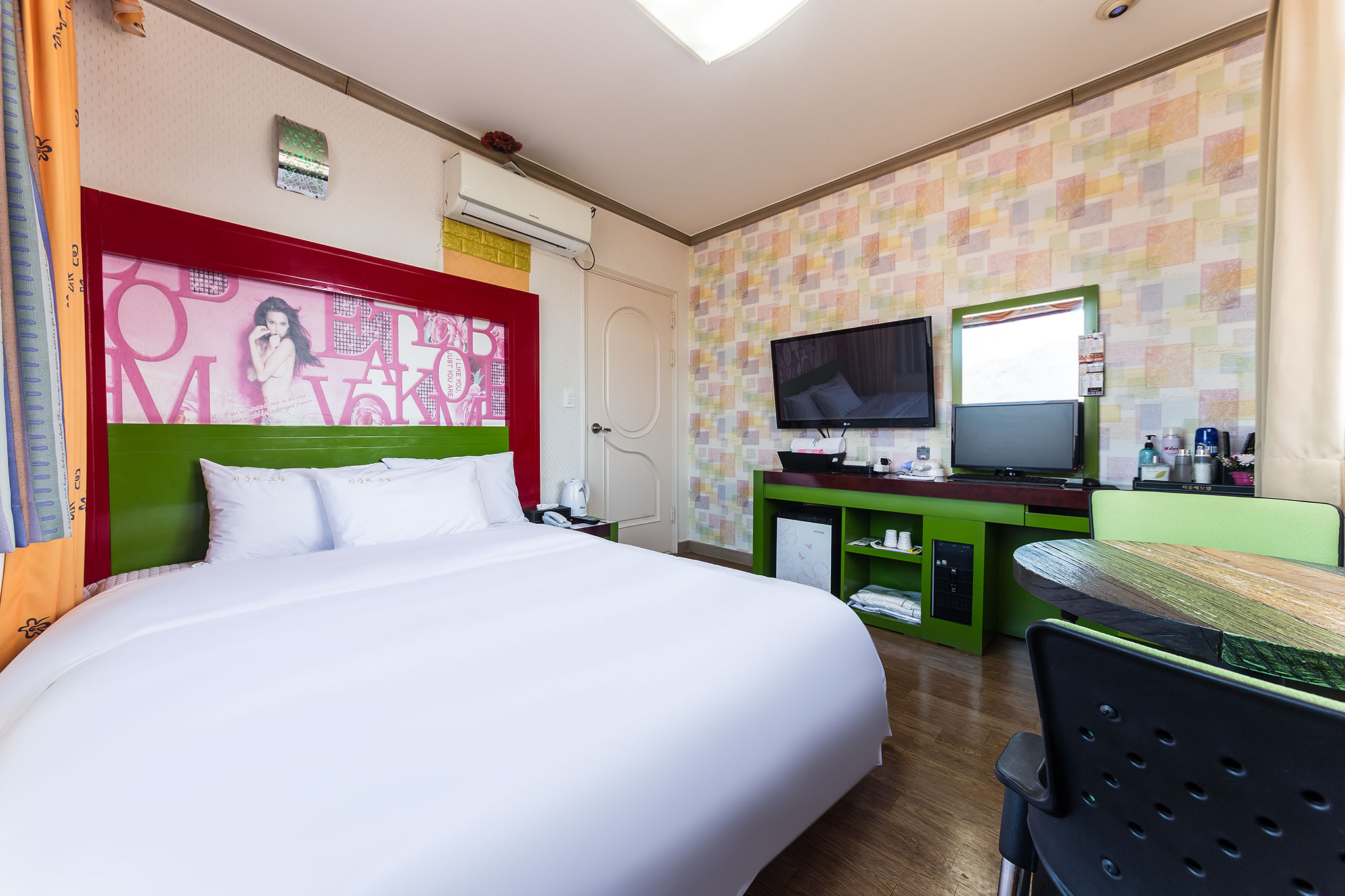 room detail thumbnail 2