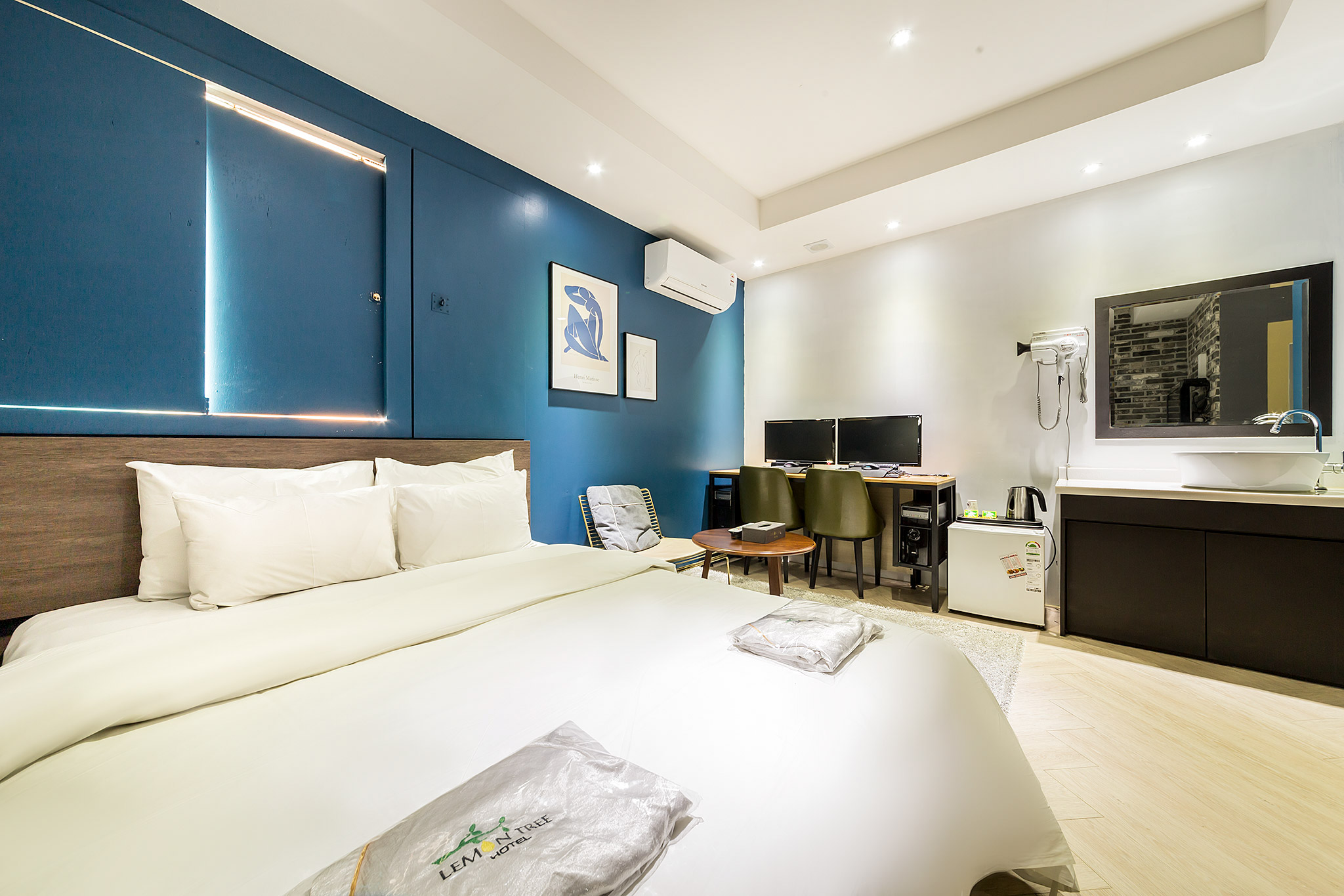 room detail thumbnail 2