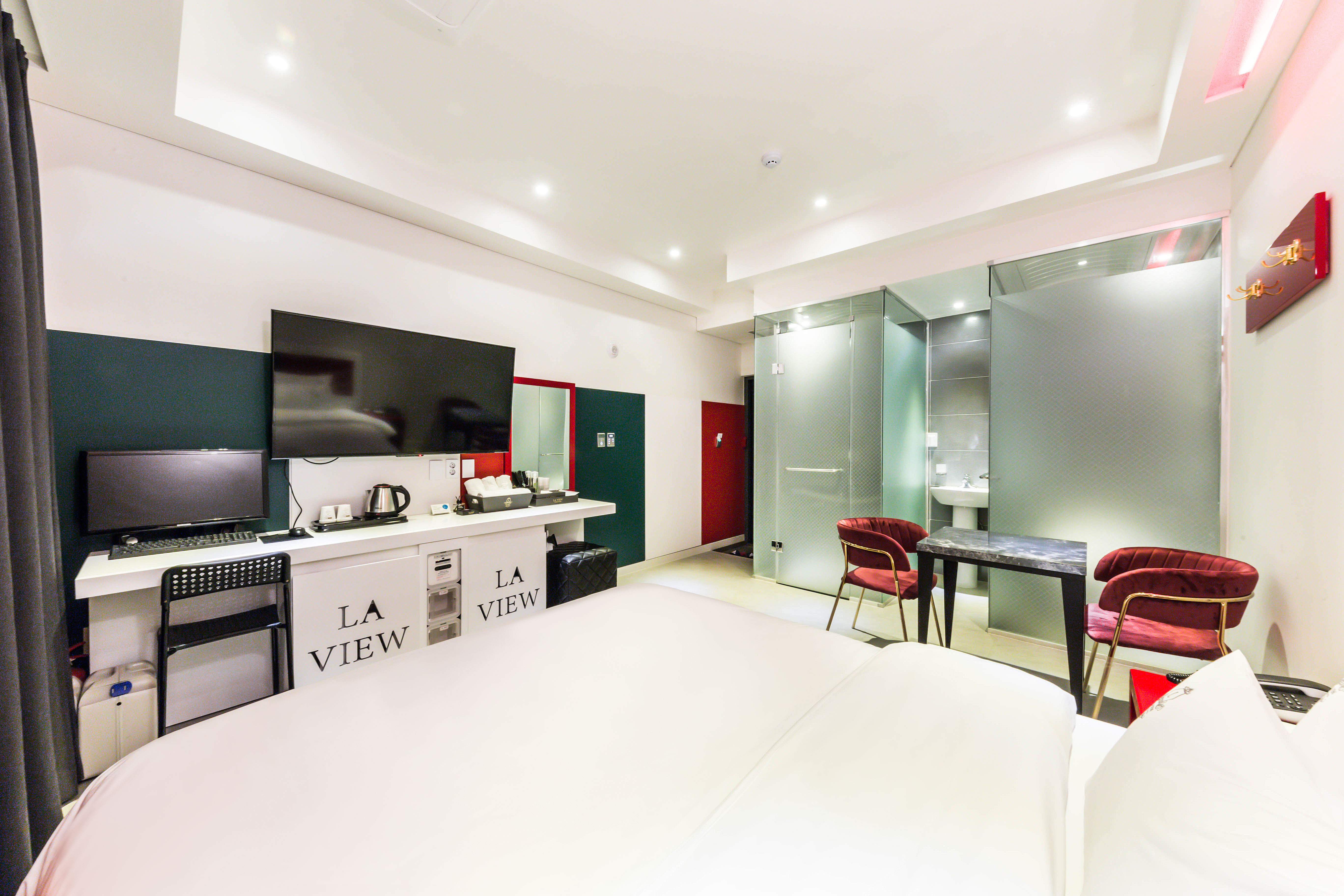 room detail thumbnail 2