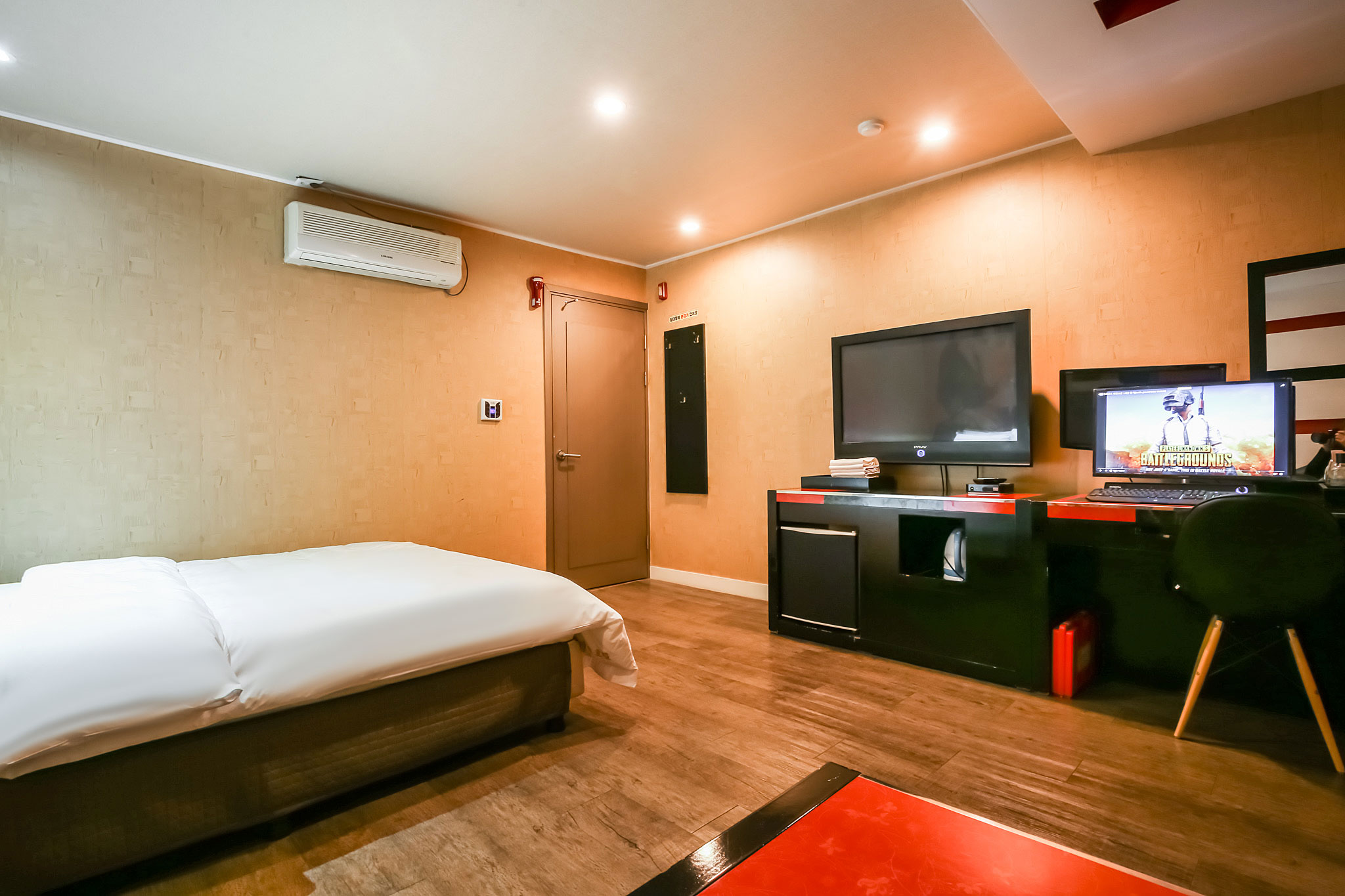 room detail thumbnail 2