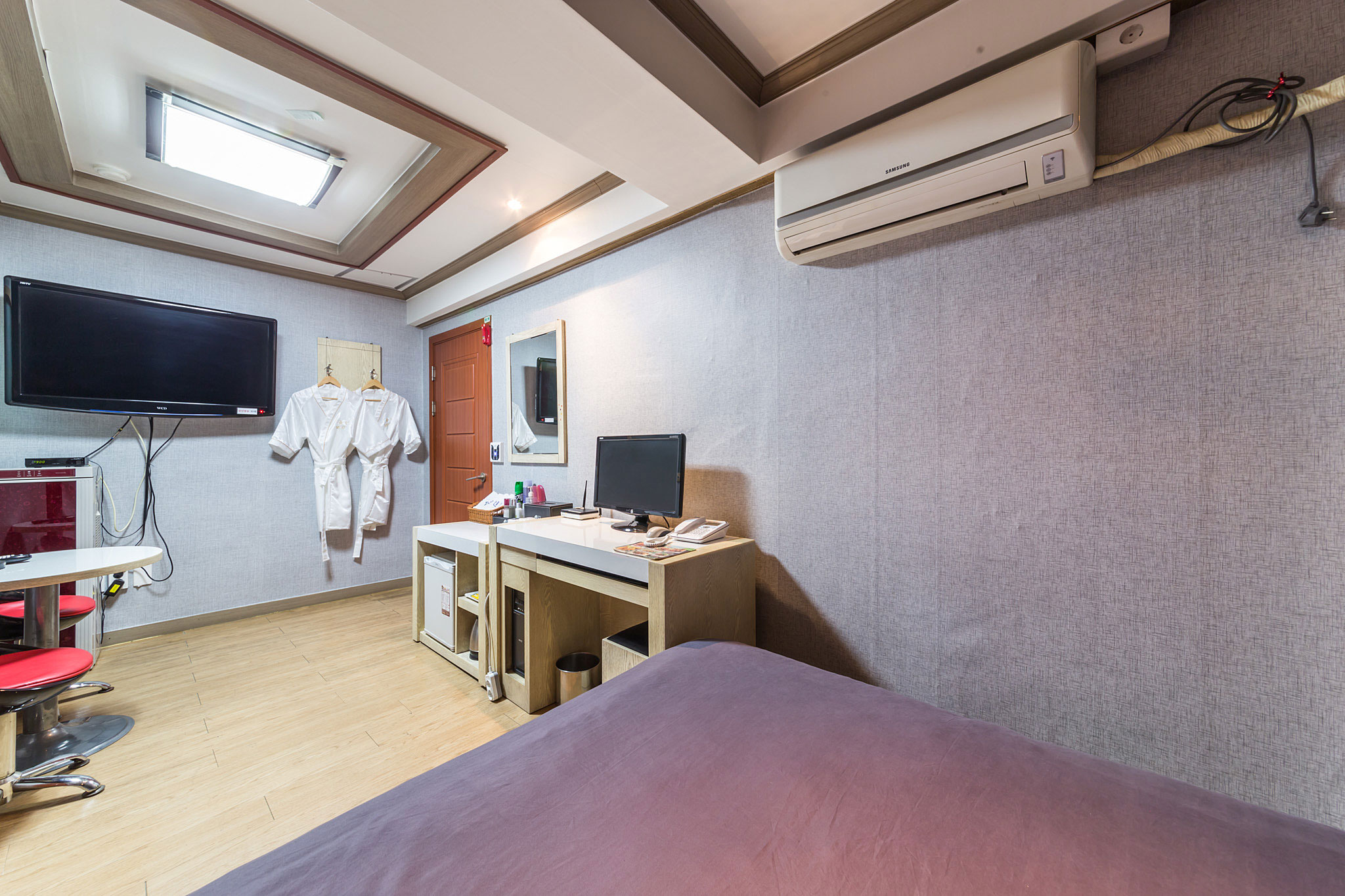 room detail thumbnail 2