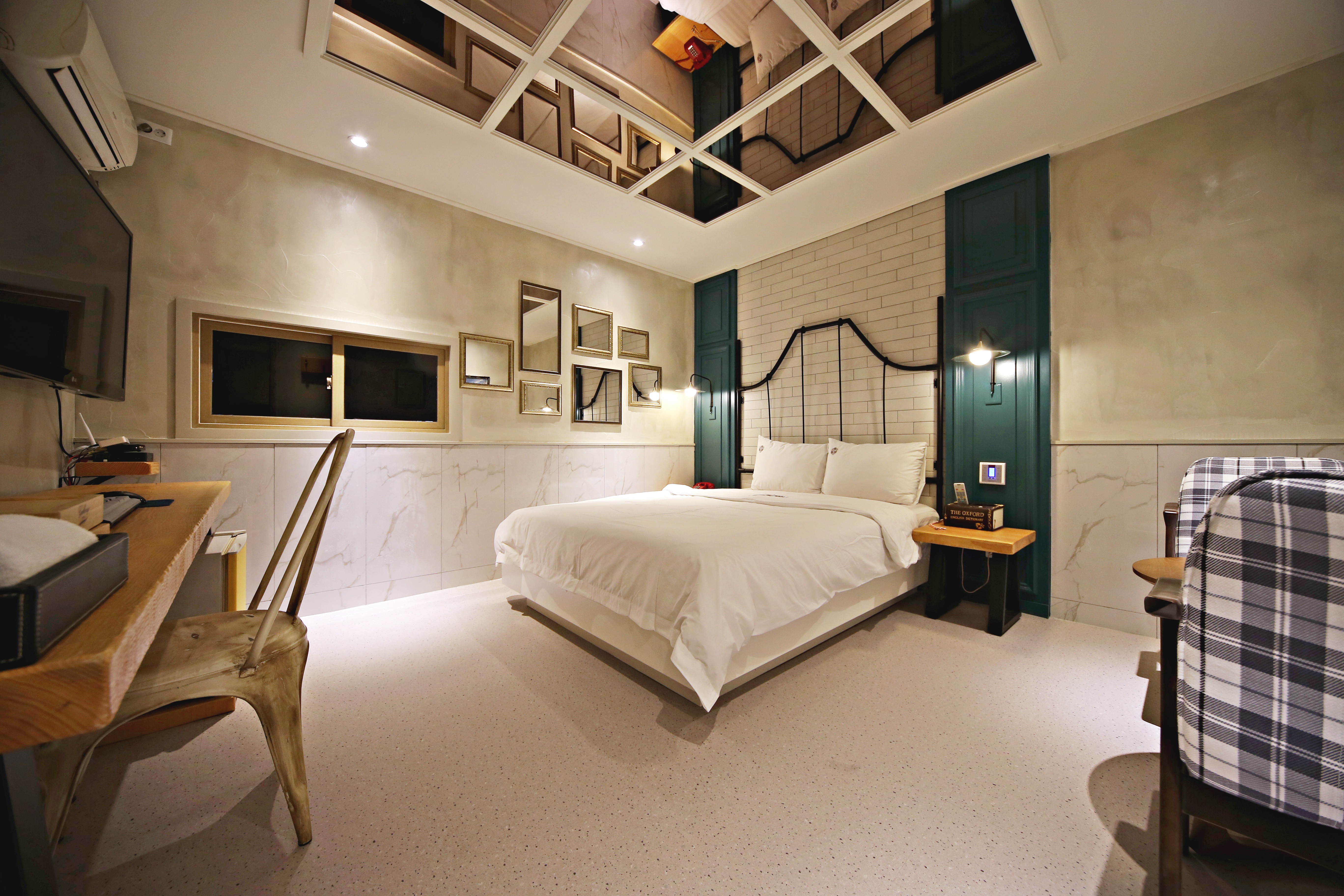 room detail thumbnail 2