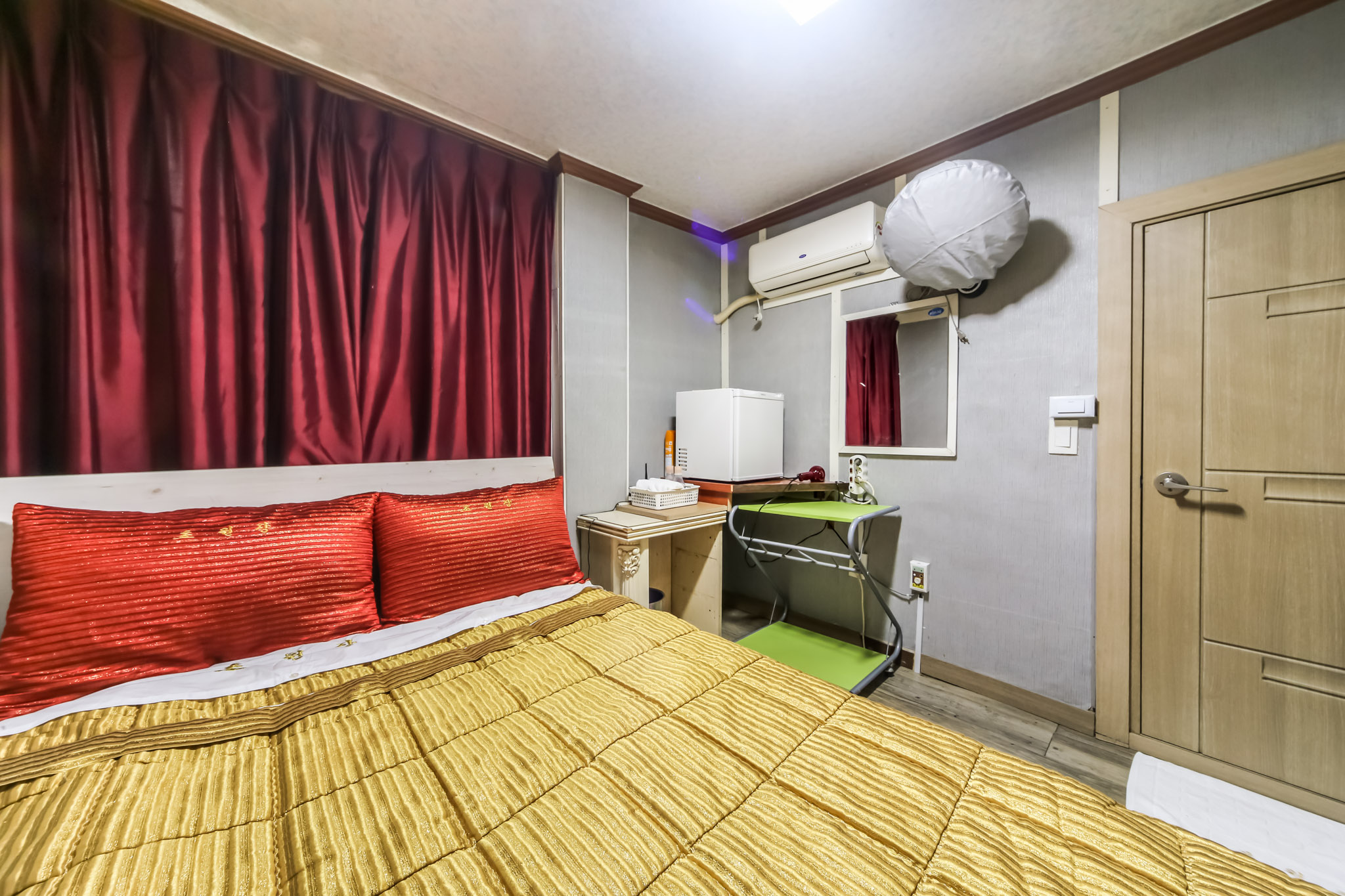 room detail thumbnail 2