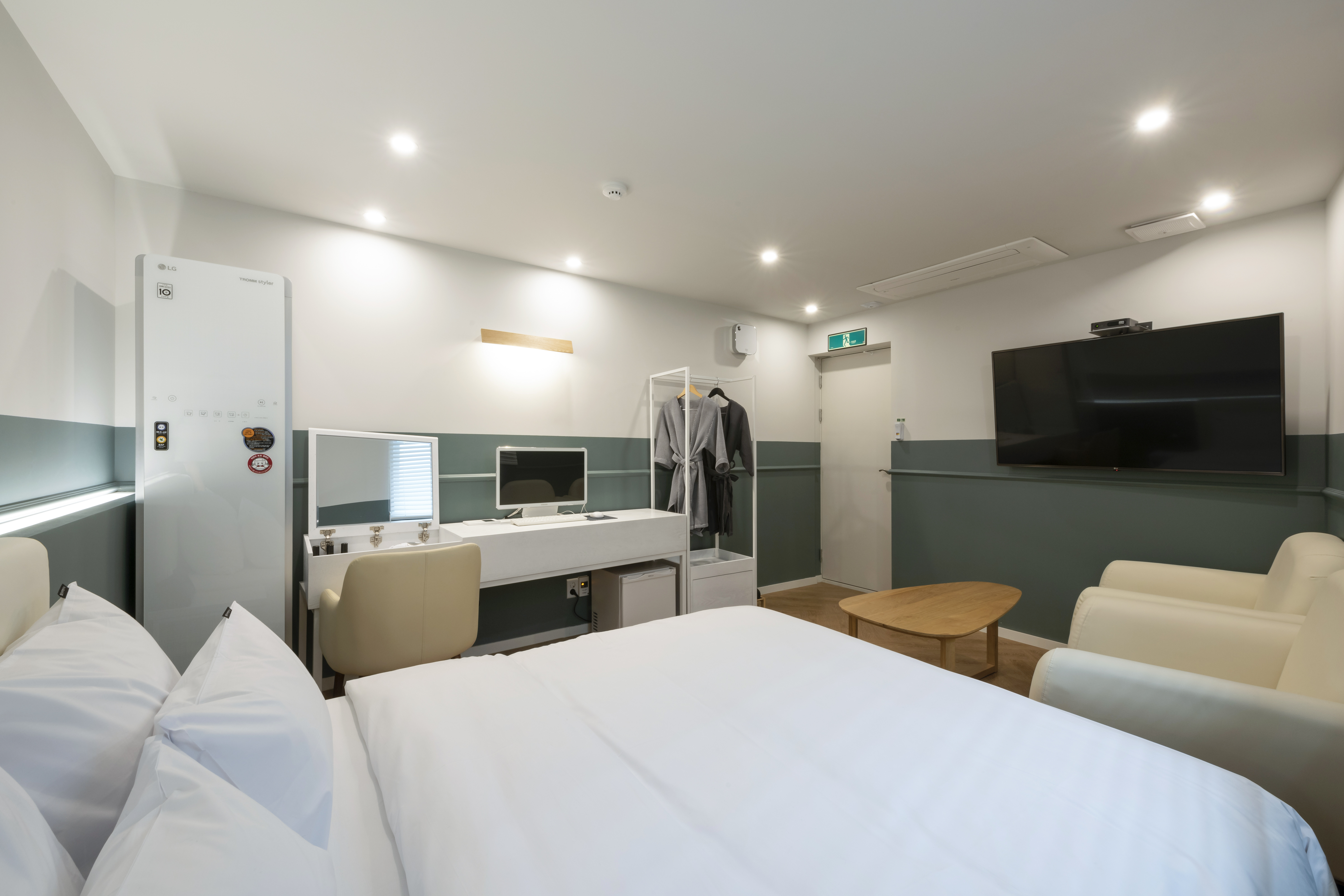 room detail thumbnail 2