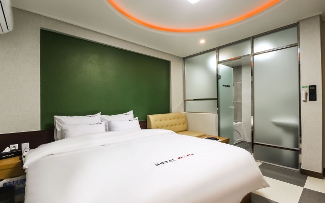 room detail thumbnail 1