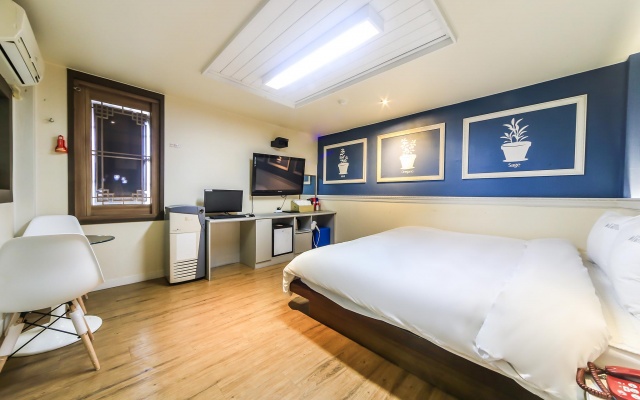 room detail thumbnail 1