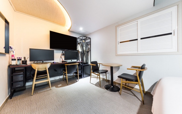 room detail thumbnail 1