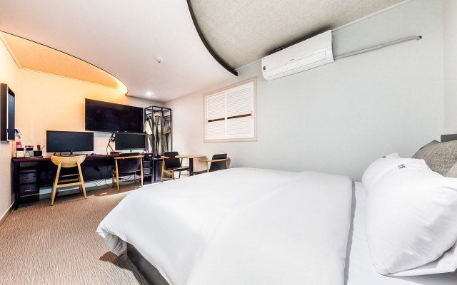 room detail thumbnail 2