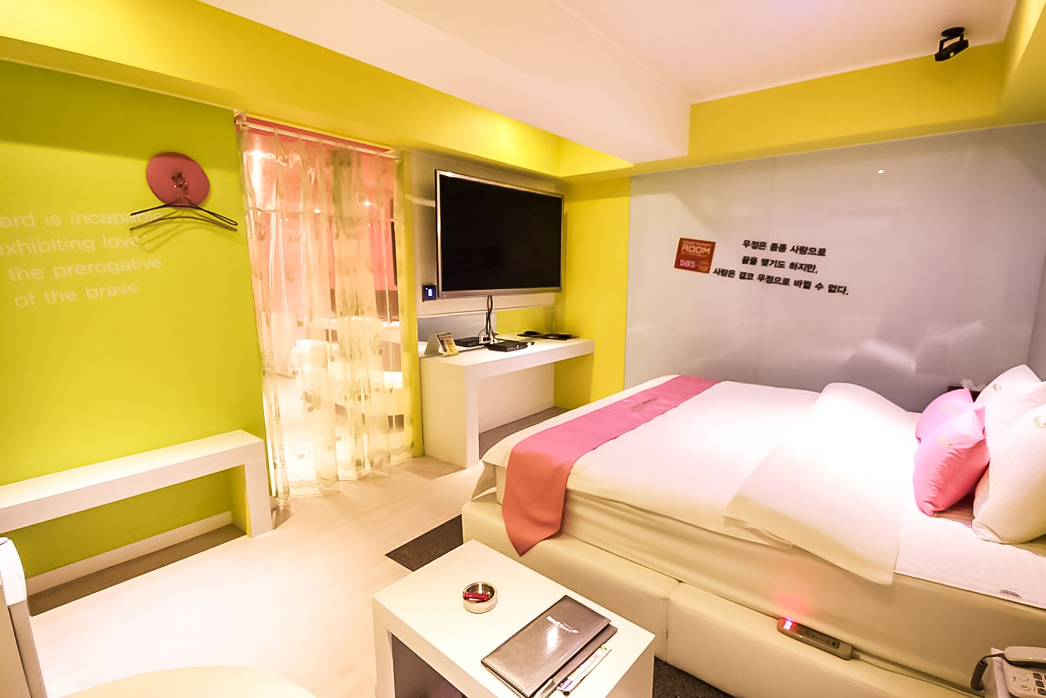 room detail thumbnail 2
