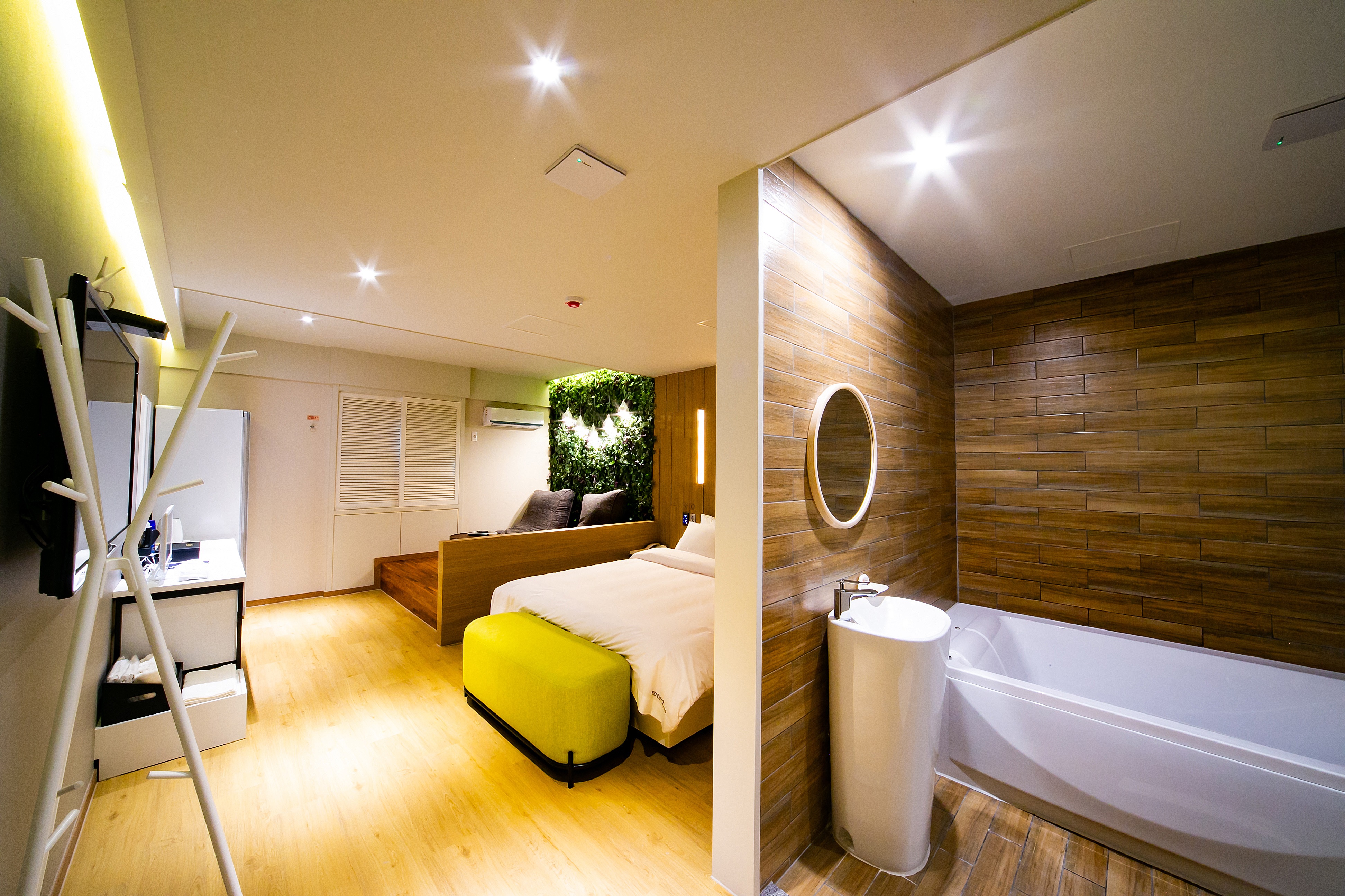 room detail thumbnail 2