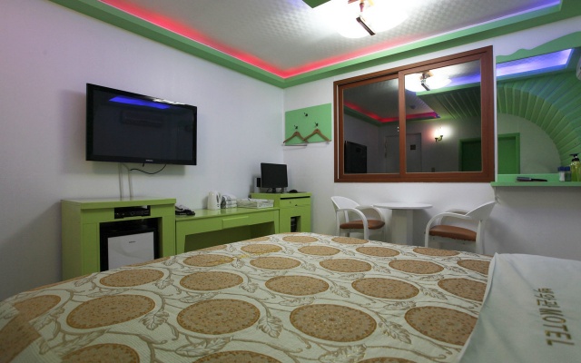 room detail thumbnail 2