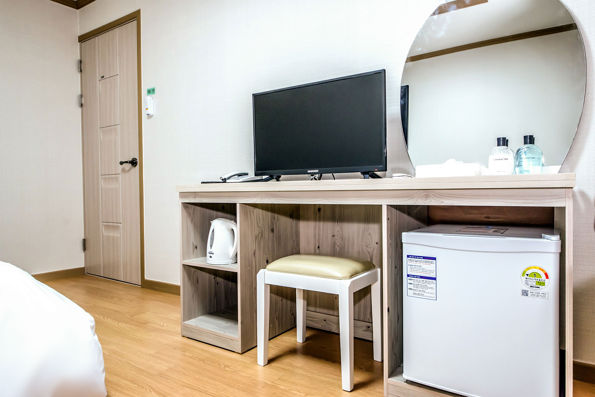 room detail thumbnail 2