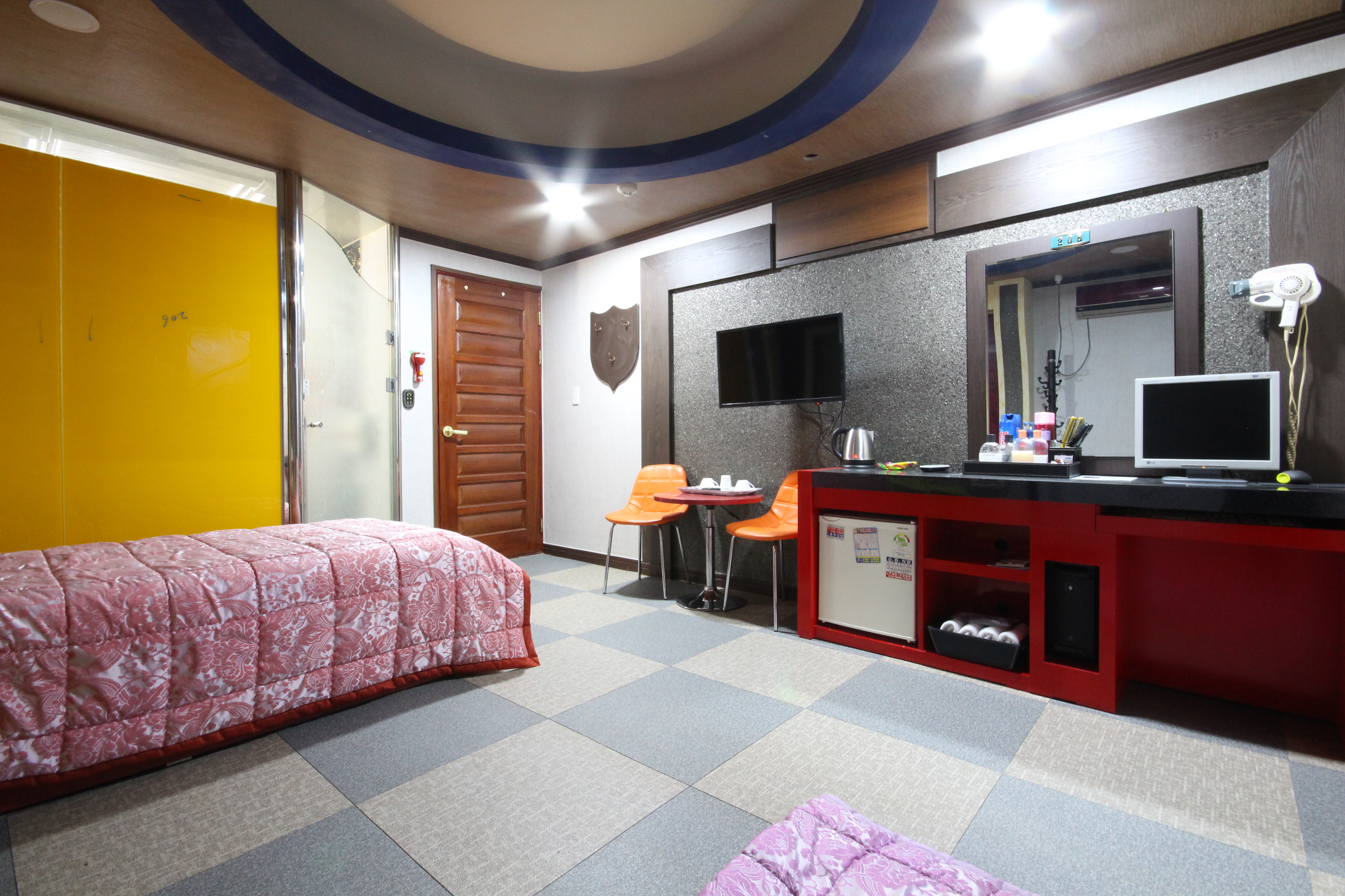 room detail thumbnail 2