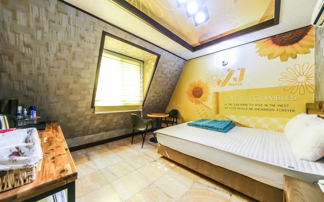 room detail thumbnail 2