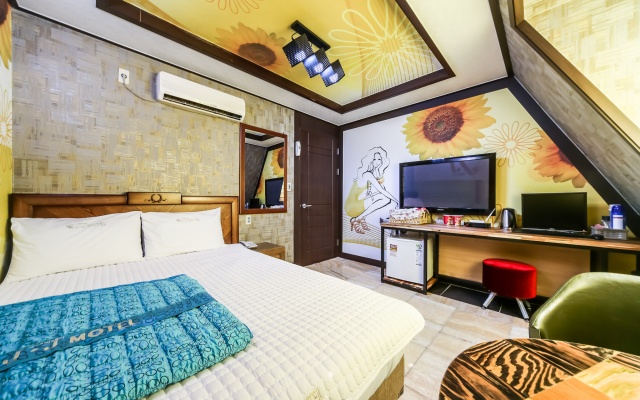 room detail thumbnail 1