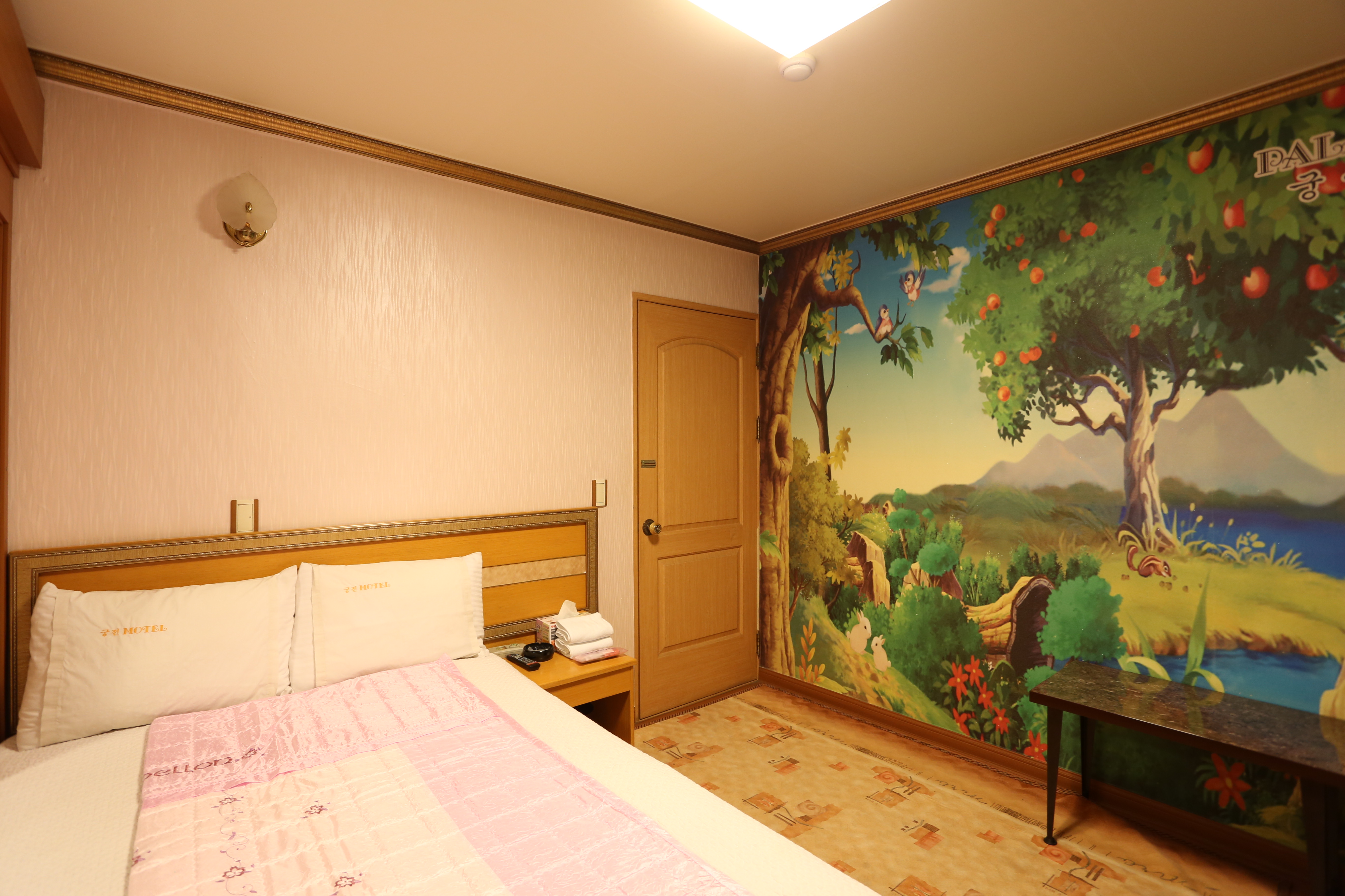 room detail thumbnail 2