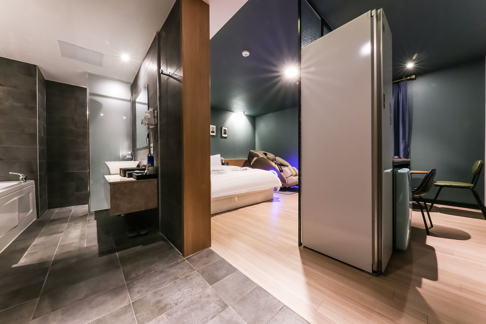 room detail thumbnail 2