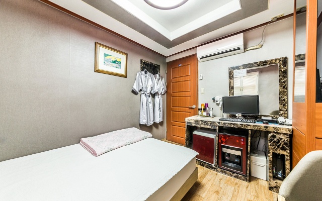 room detail thumbnail 2