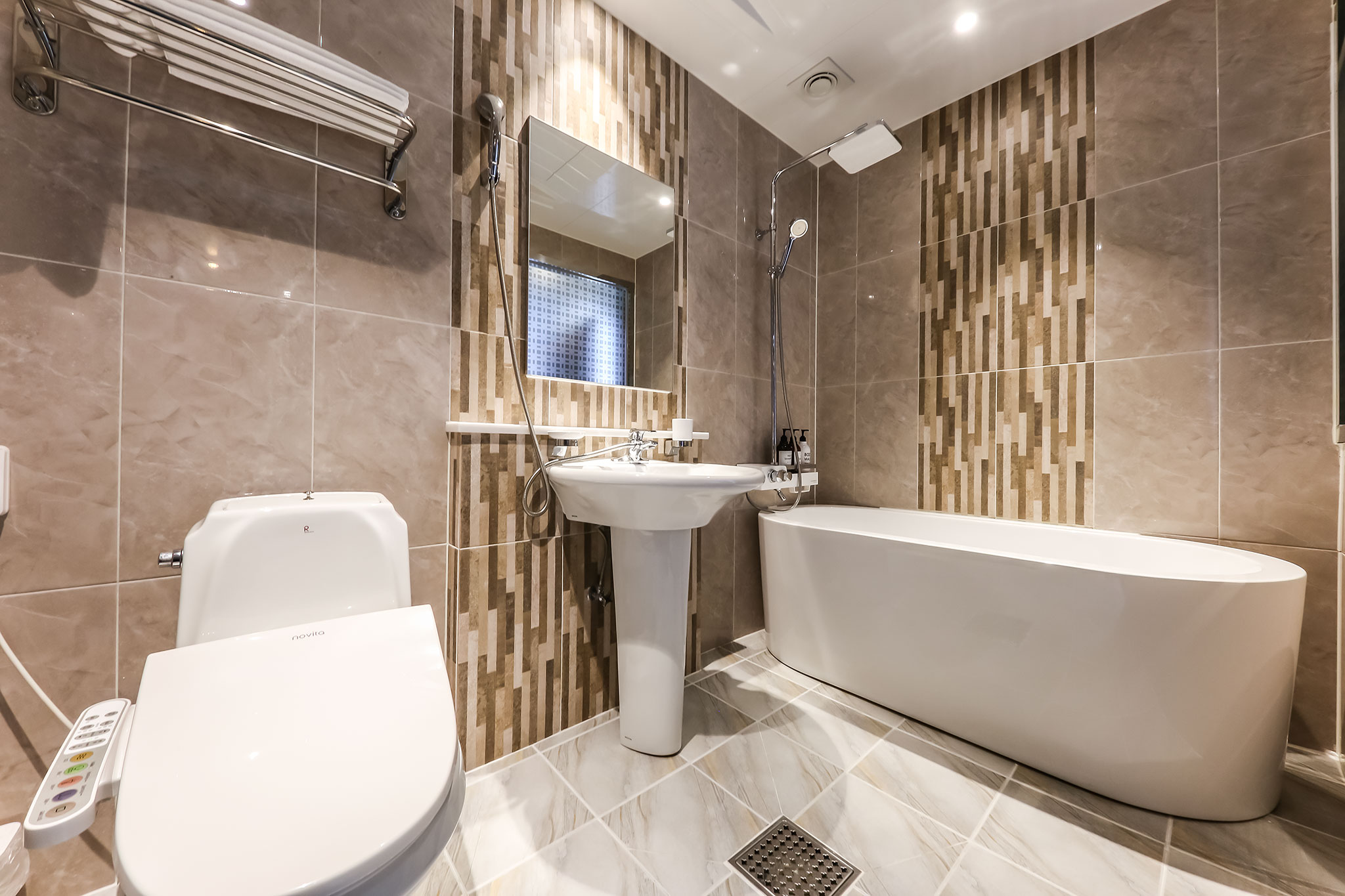 room detail thumbnail 2