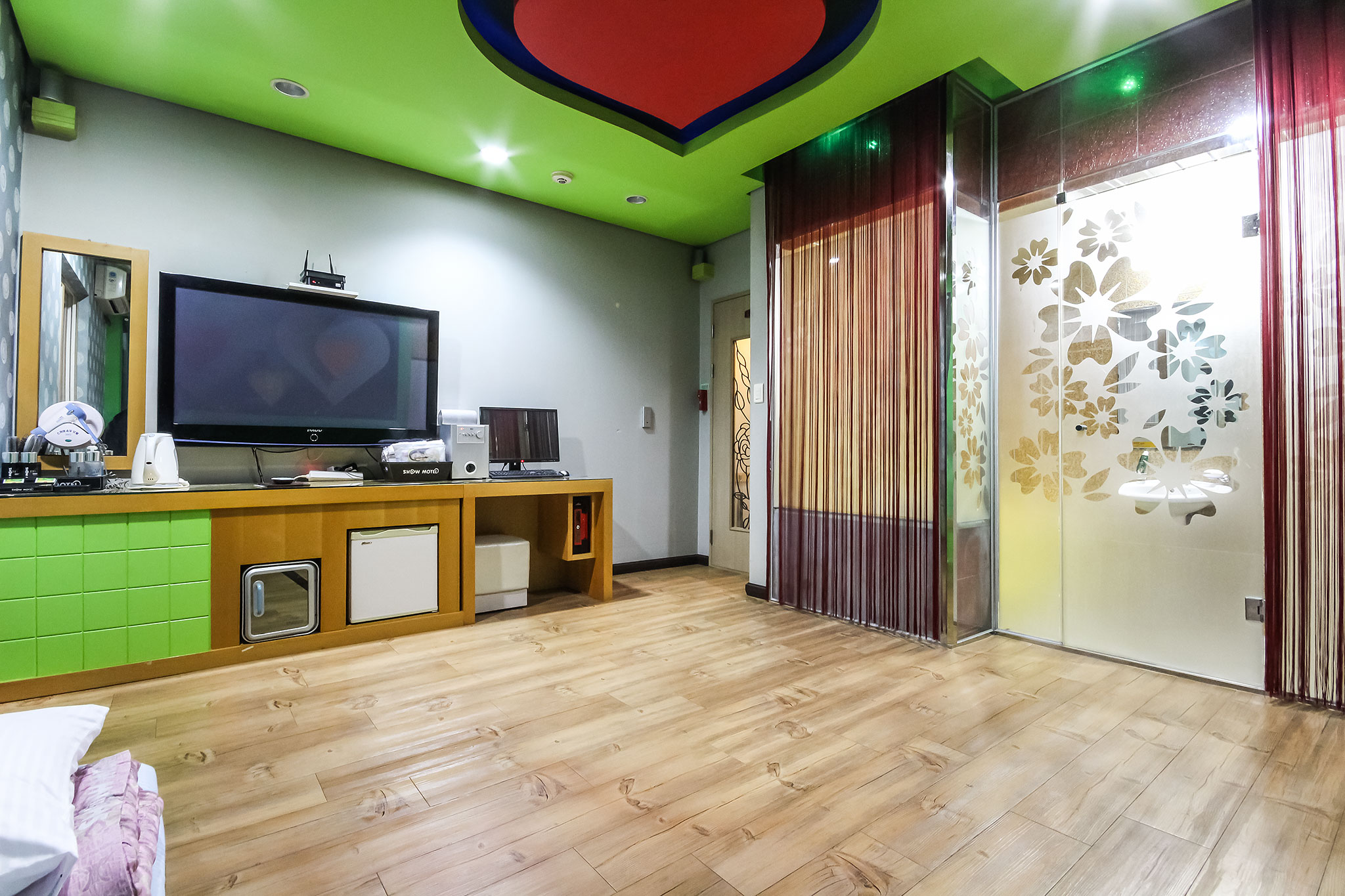 room detail thumbnail 2