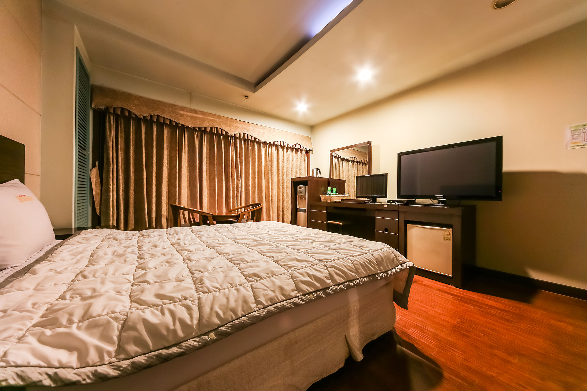 room detail thumbnail 1