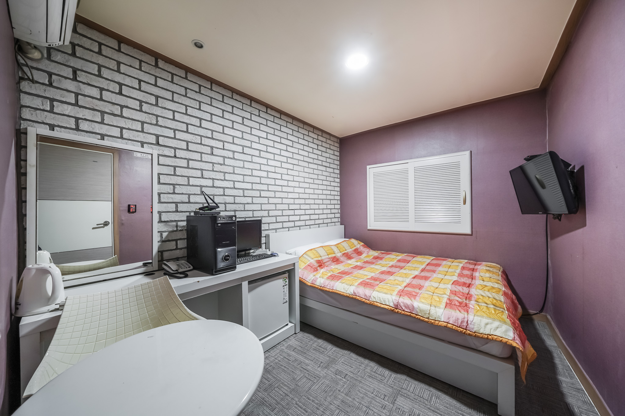 room detail thumbnail 2