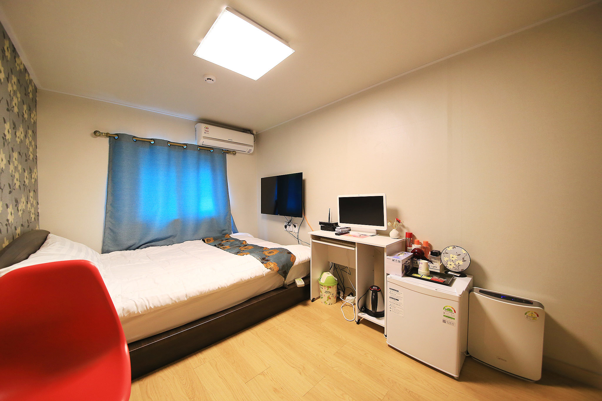 room detail thumbnail 2