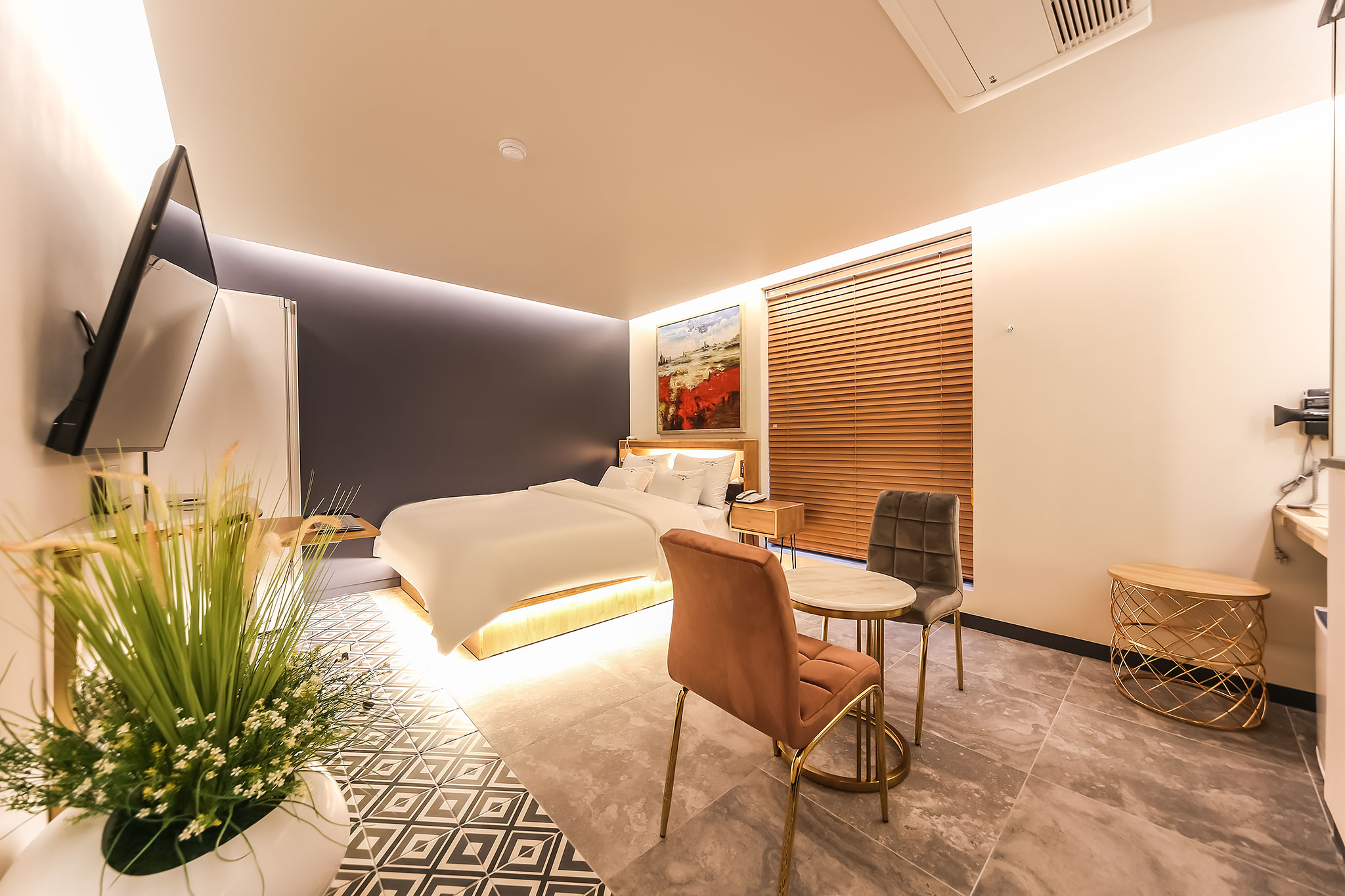 room detail thumbnail 1