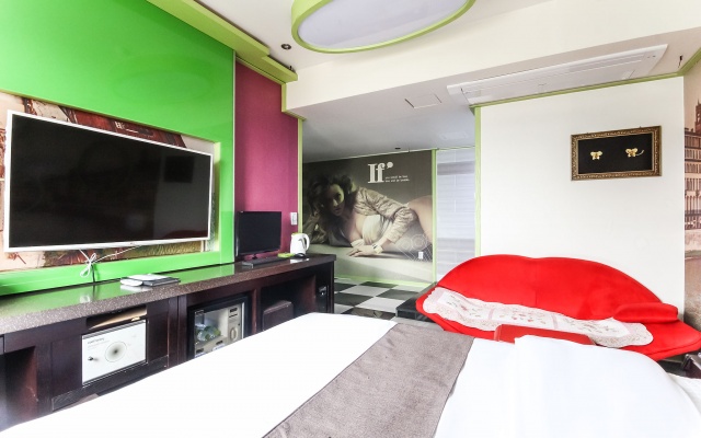 room detail thumbnail 2