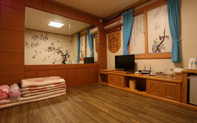 room detail thumbnail 2