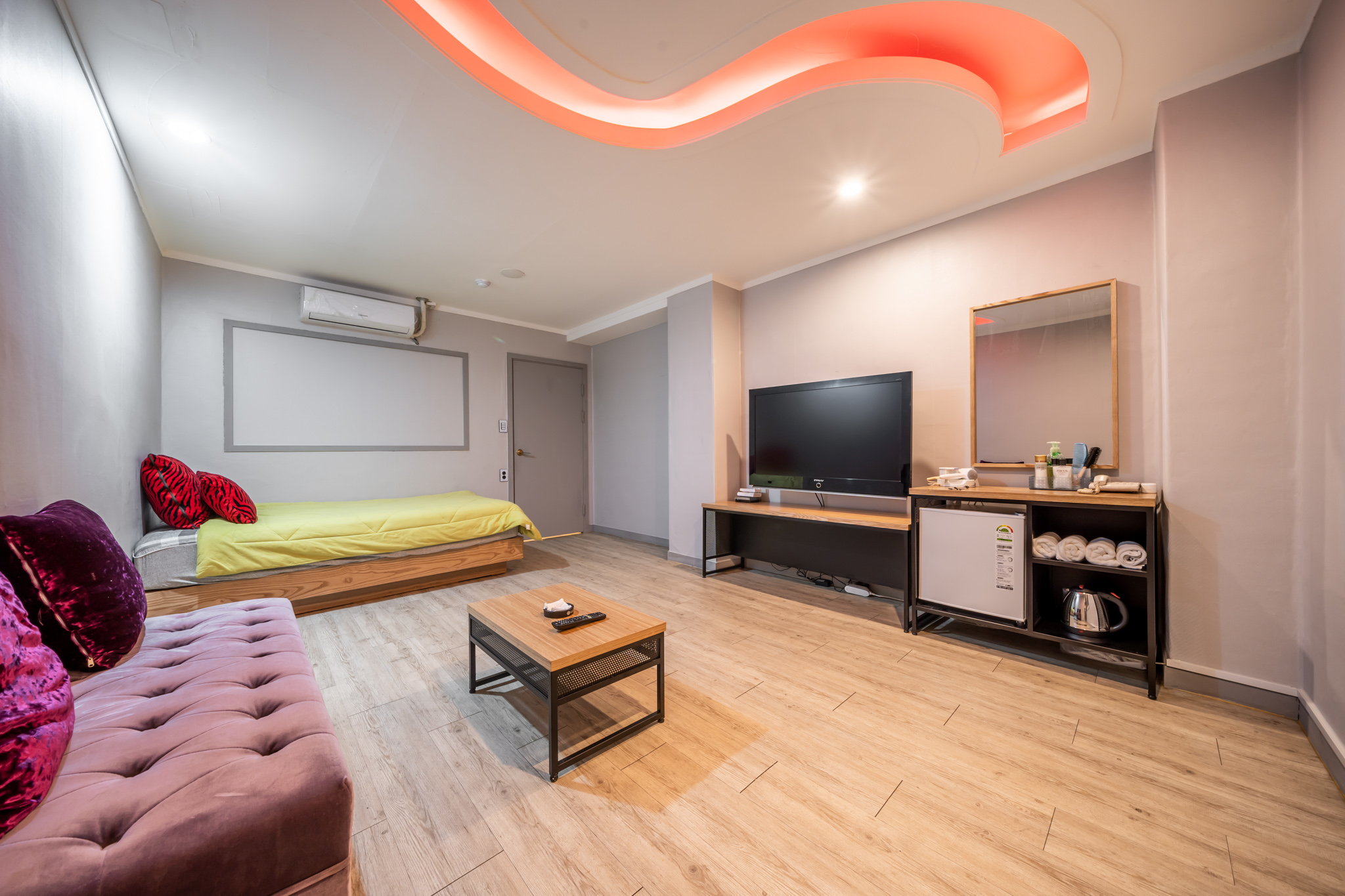 room detail thumbnail 2